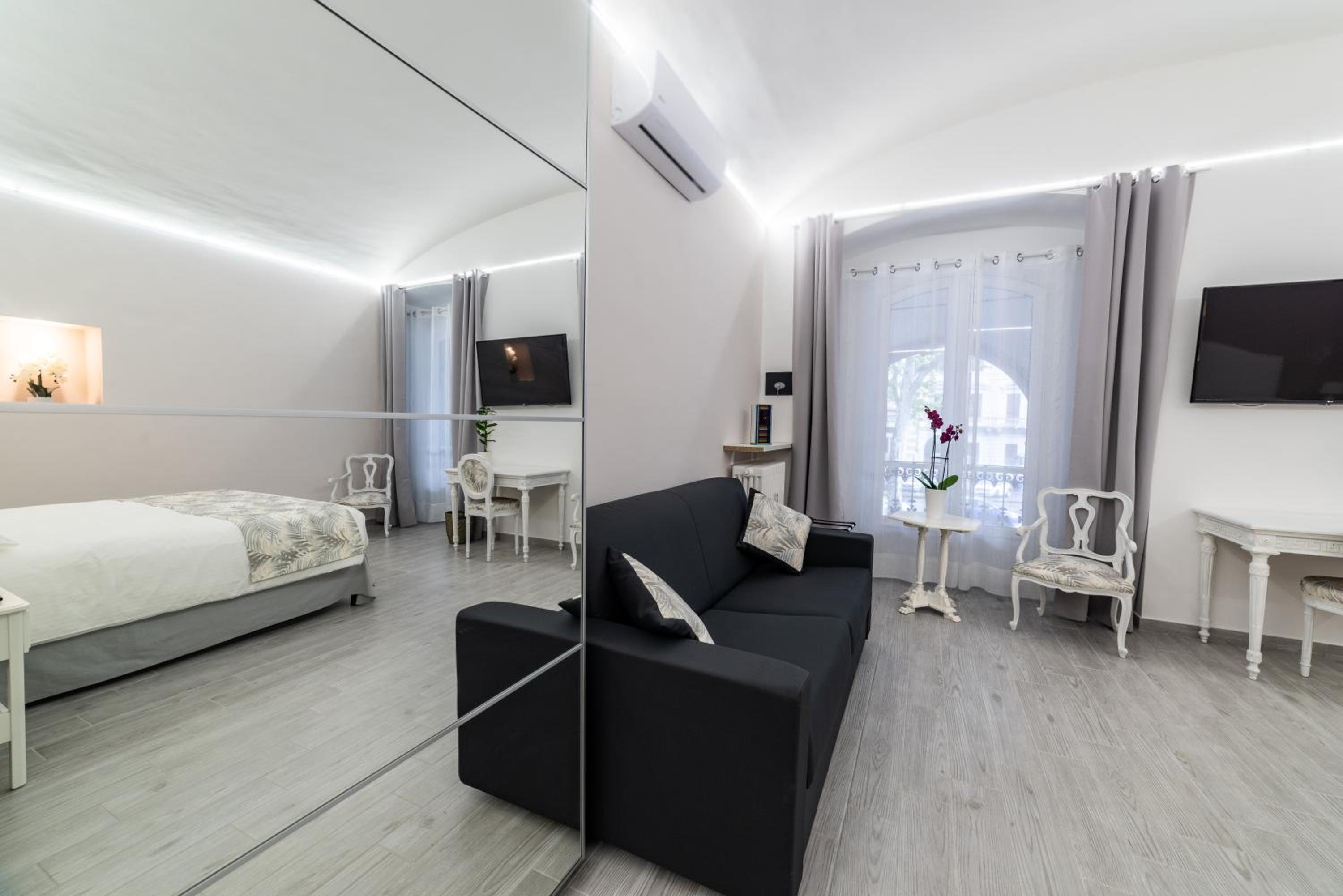 Large Double Room - Photo 1
