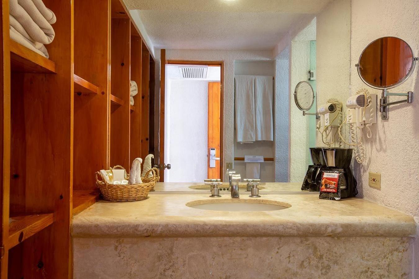 Standard Room with 2 queen size beds and balcony - Photo 2