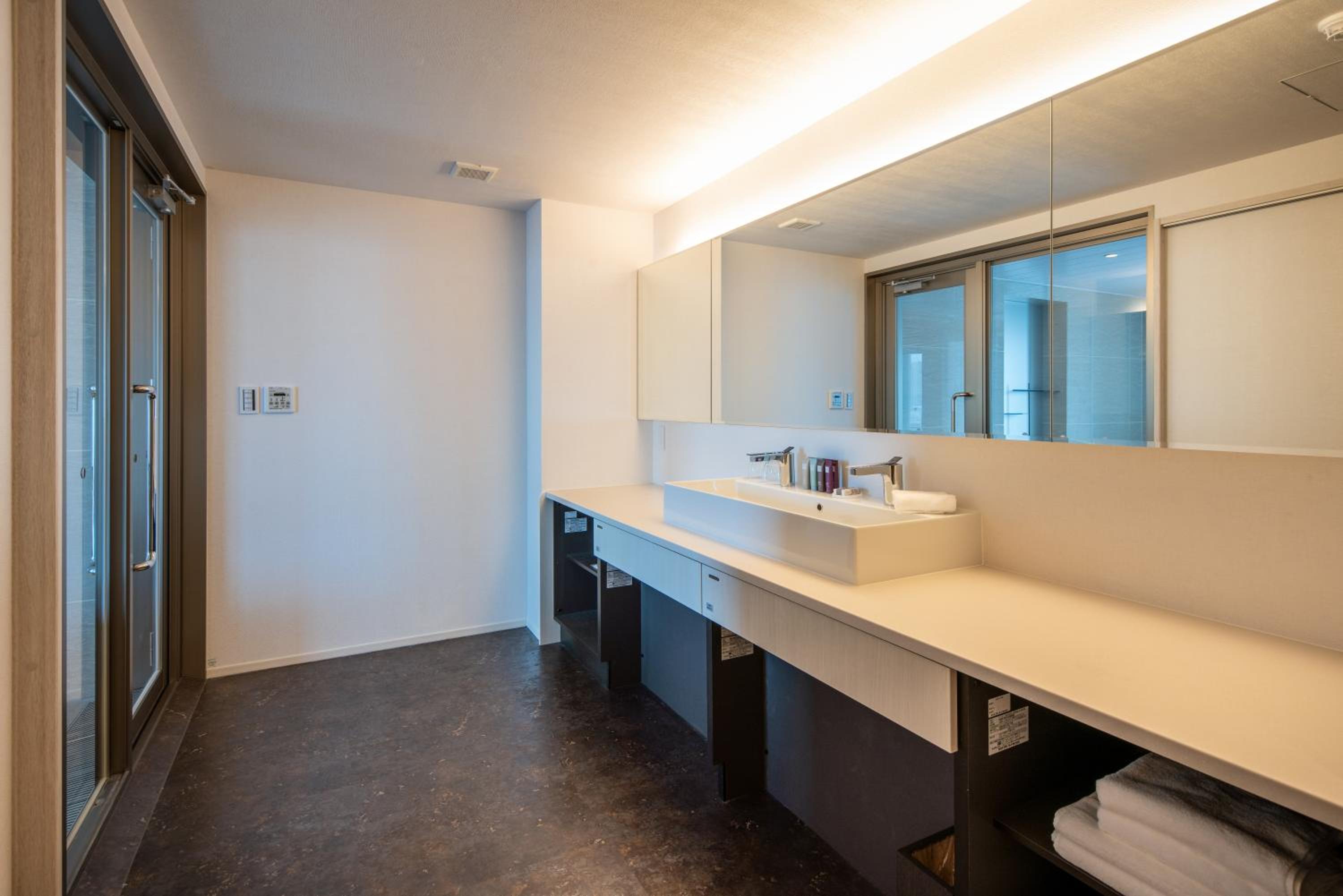Executive Suite - Photo 14