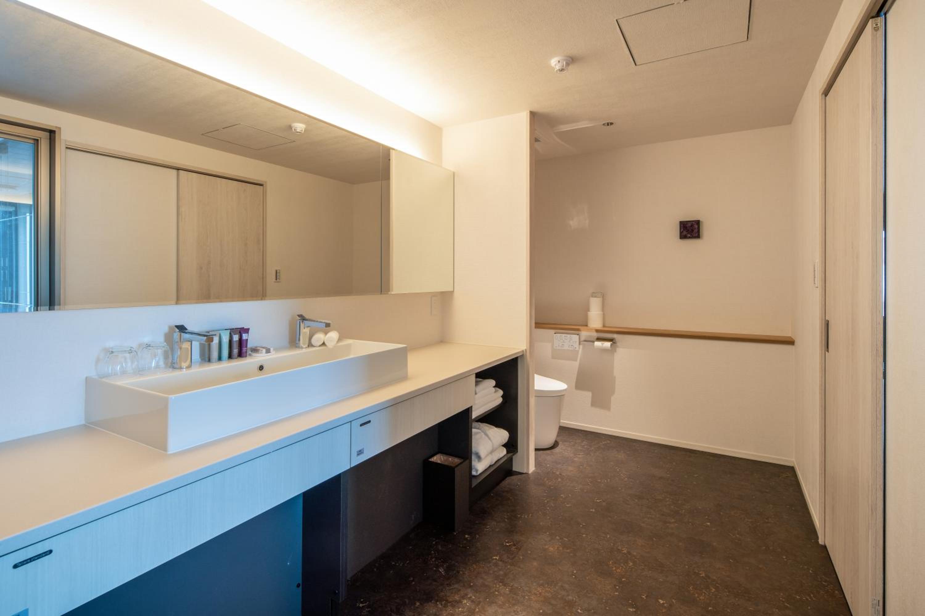 Executive Suite - Photo 8