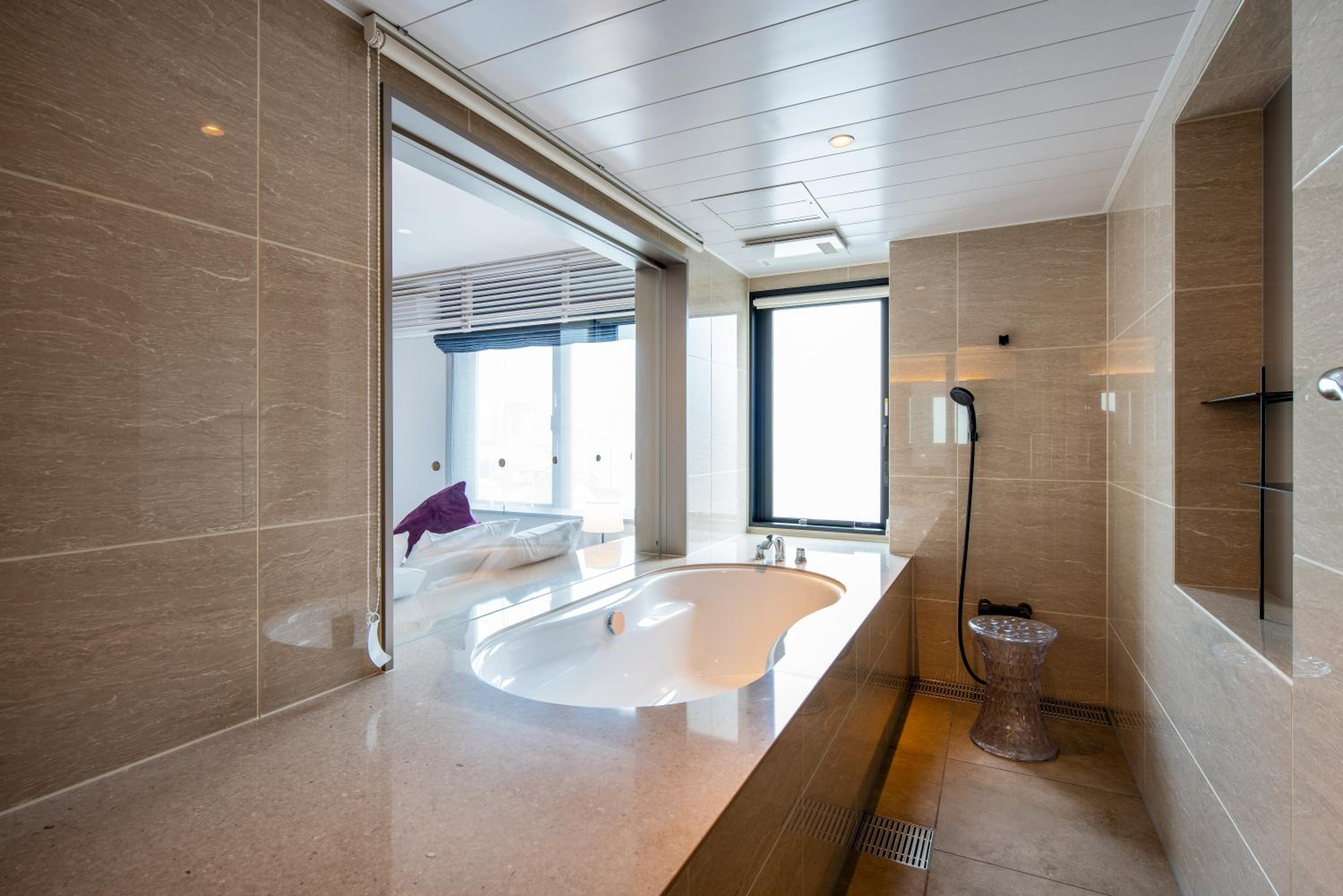 Executive Suite - Photo 17