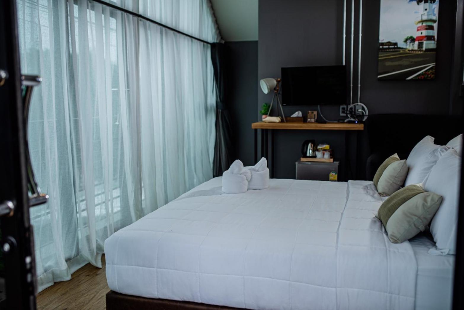 Deluxe Double Room with Balcony photo 2