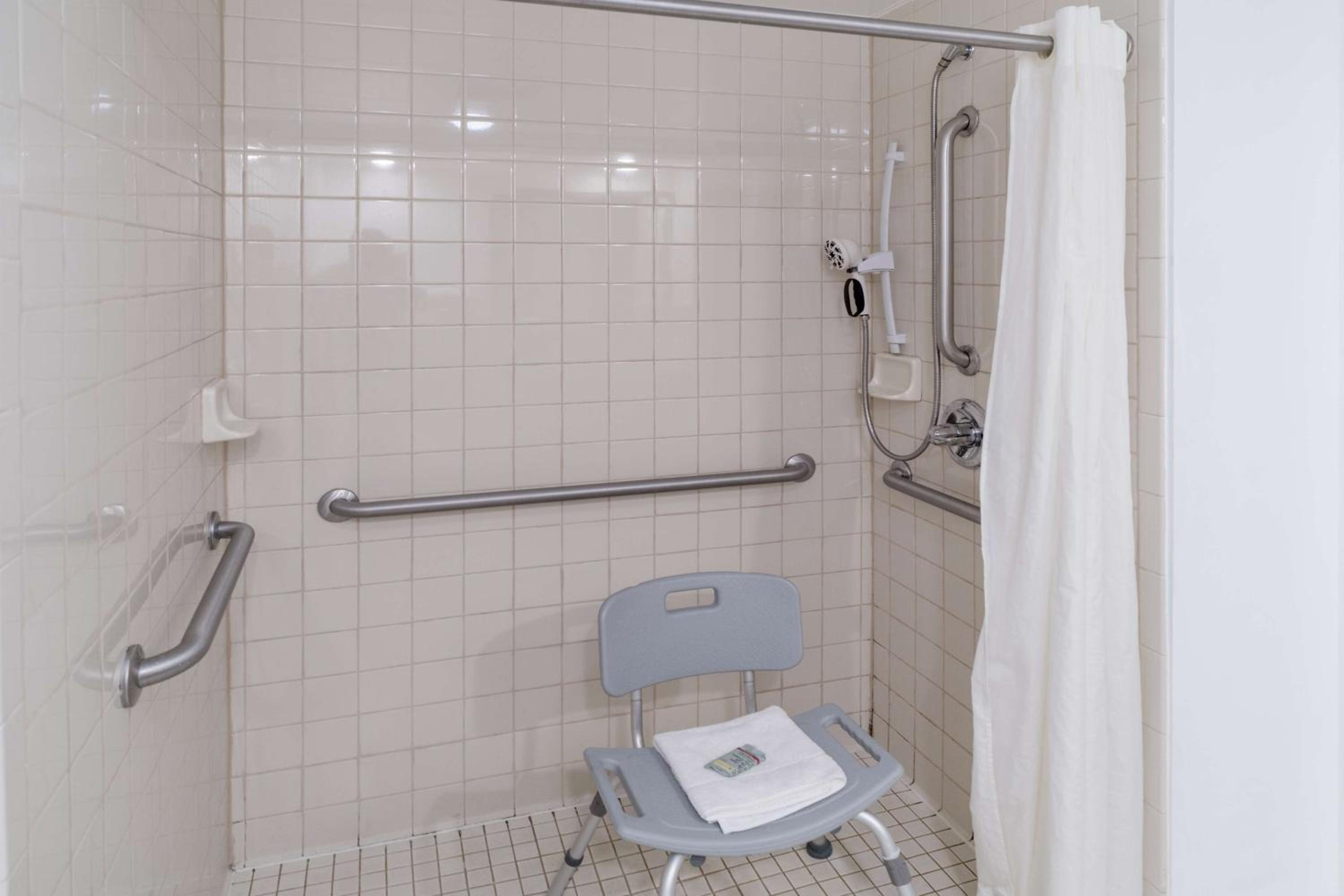 King Room with Roll-in Shower - Disability Access/Non-Smoking photo 2