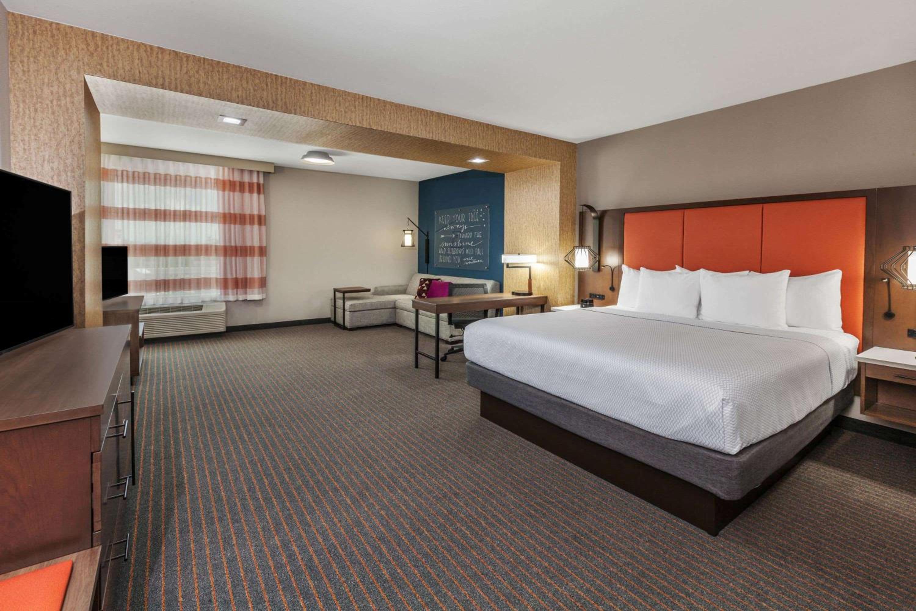 Deluxe King Room - Non-Smoking - Photo 4