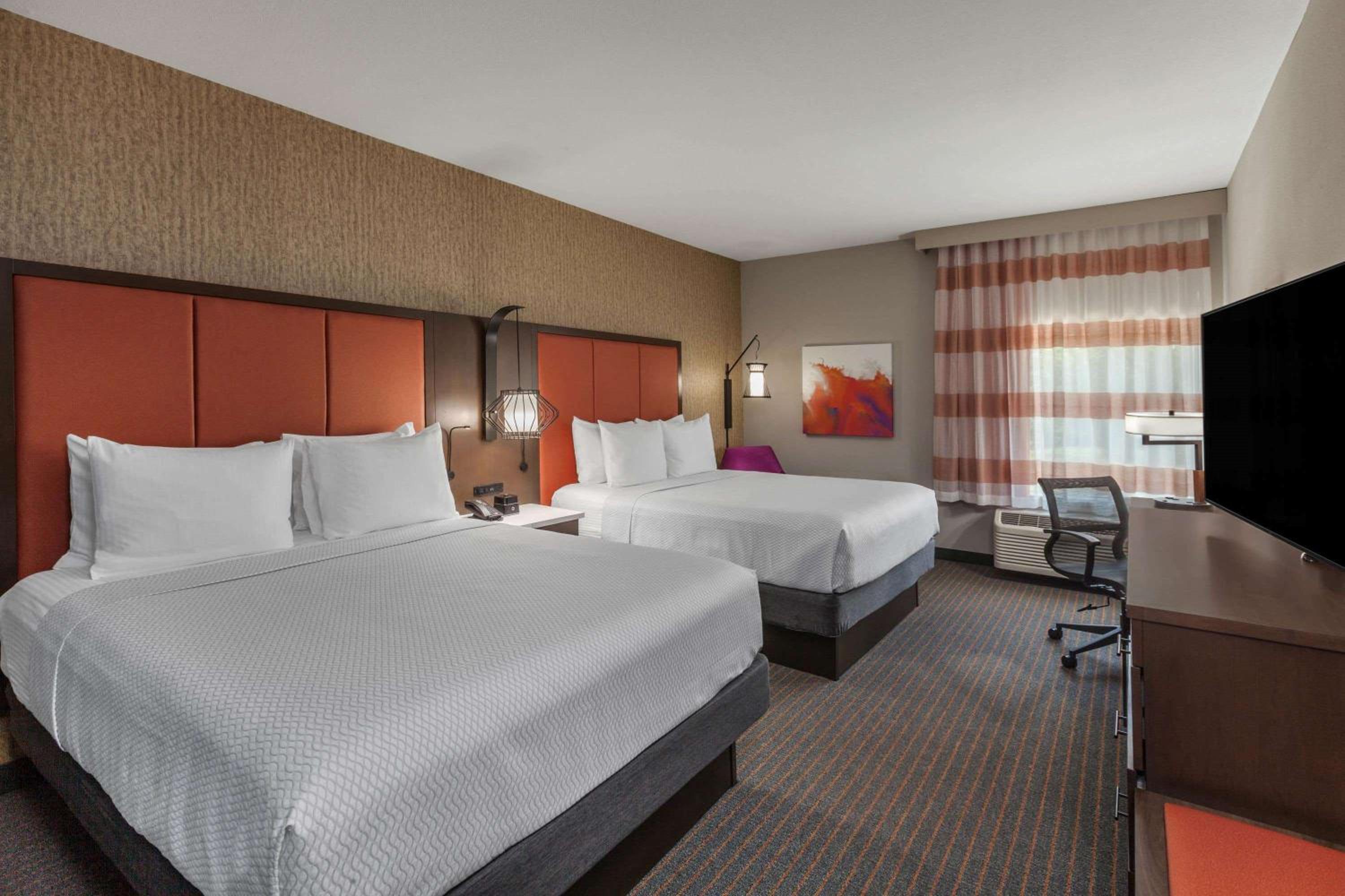 Queen Room with Two Queen Beds - Non-Smoking - Photo 4