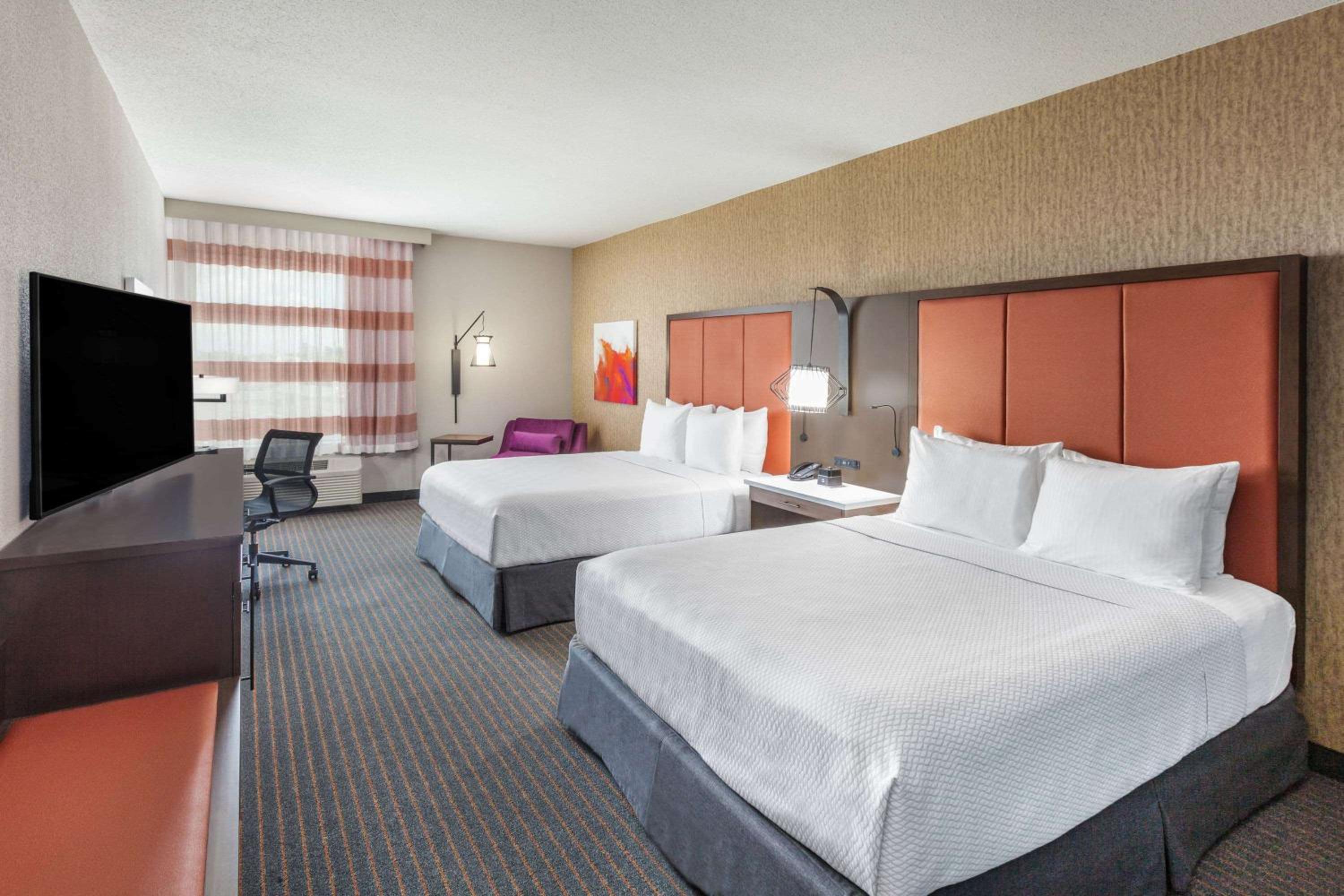 Queen Room with Two Queen Beds and Roll-In Shower - Mobility/Hearing Accessible - Non-Smoking - Photo 2