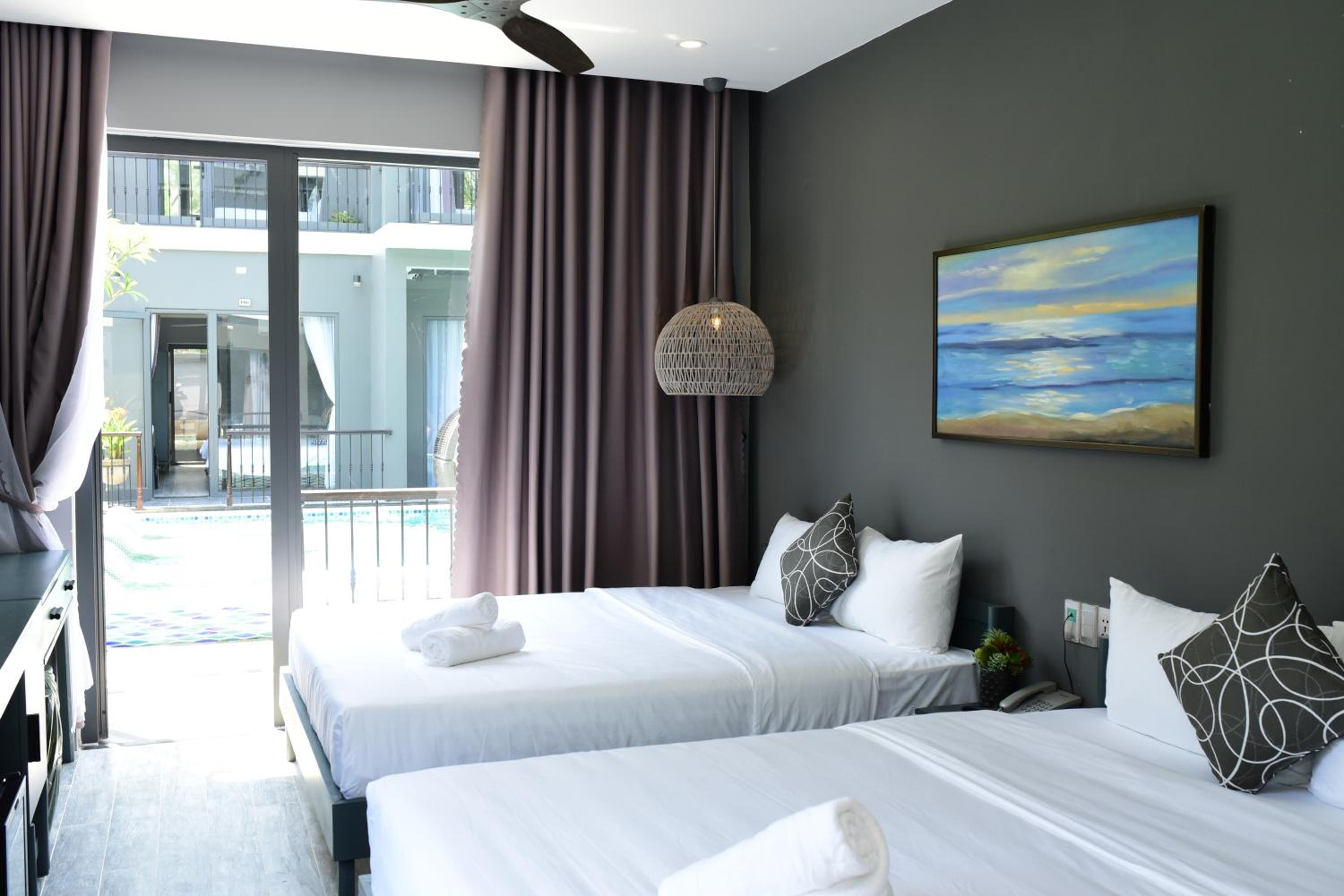 Family Room with Pool View - Photo 18