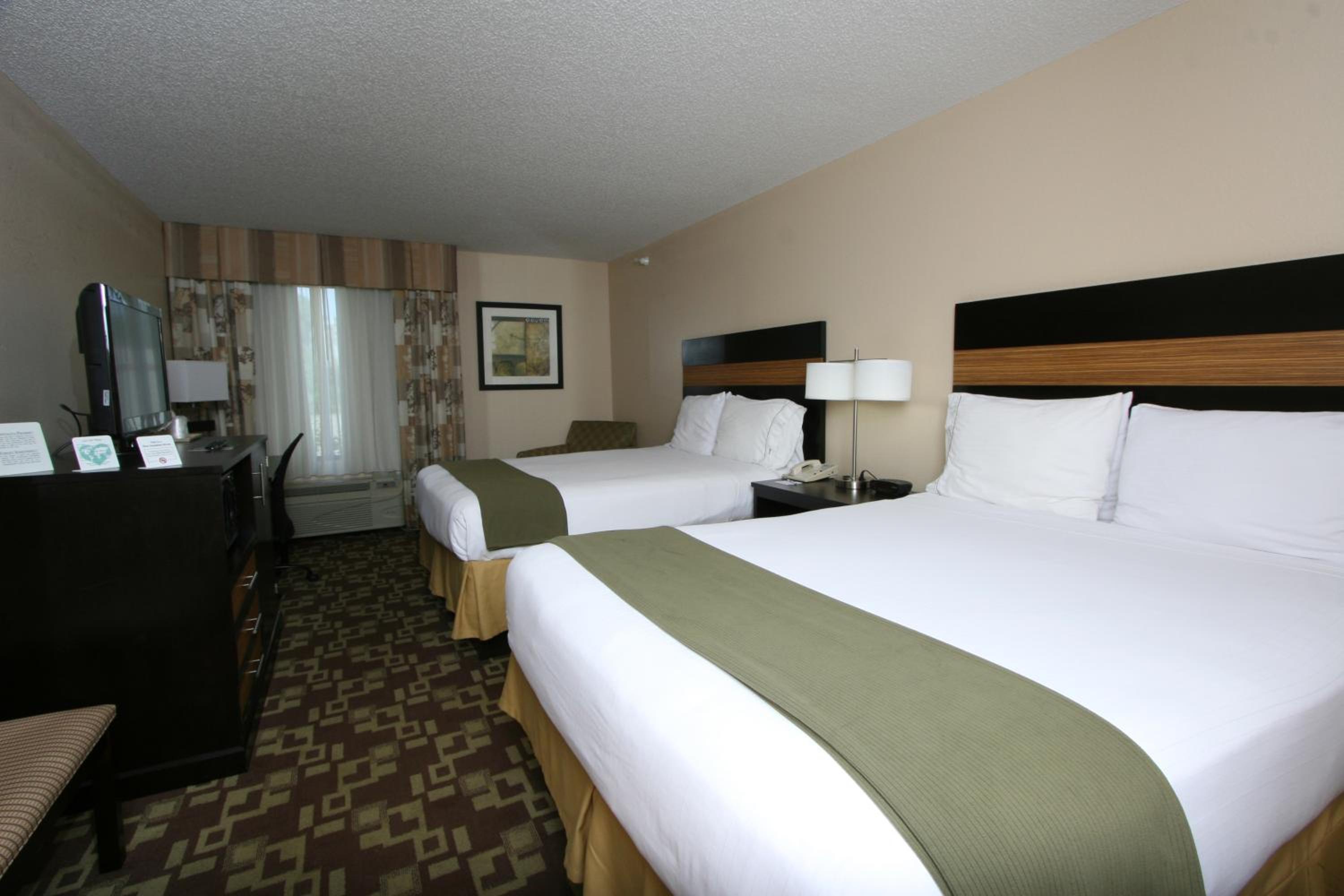 Queen Room with Two Queen Beds - Non-Smoking - Photo 1