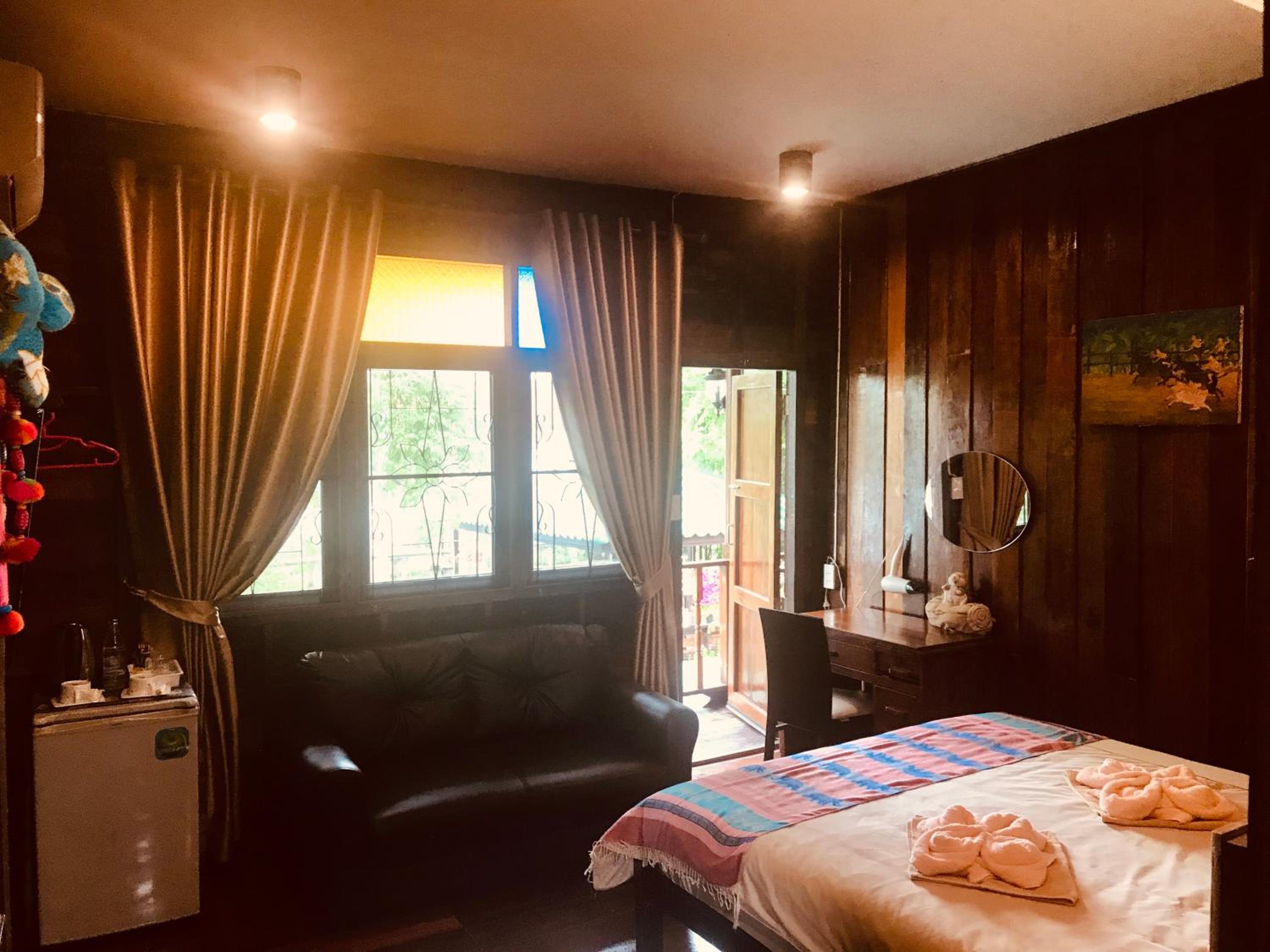 Queen Room with Balcony - Photo 5