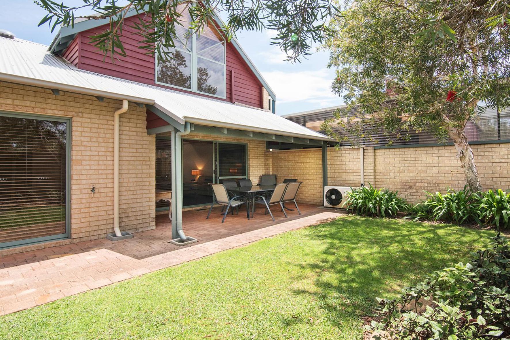 Three-Bedroom Villa with Two Bathrooms photo 2