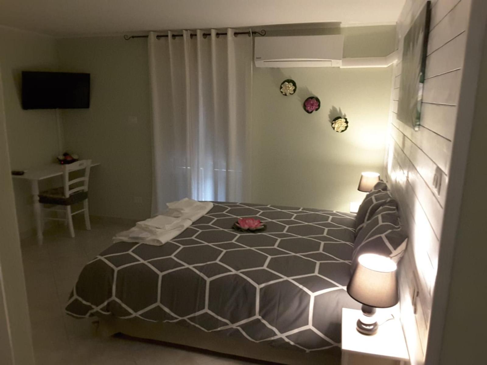 Double or Twin Room with Private Bathroom - Photo 8
