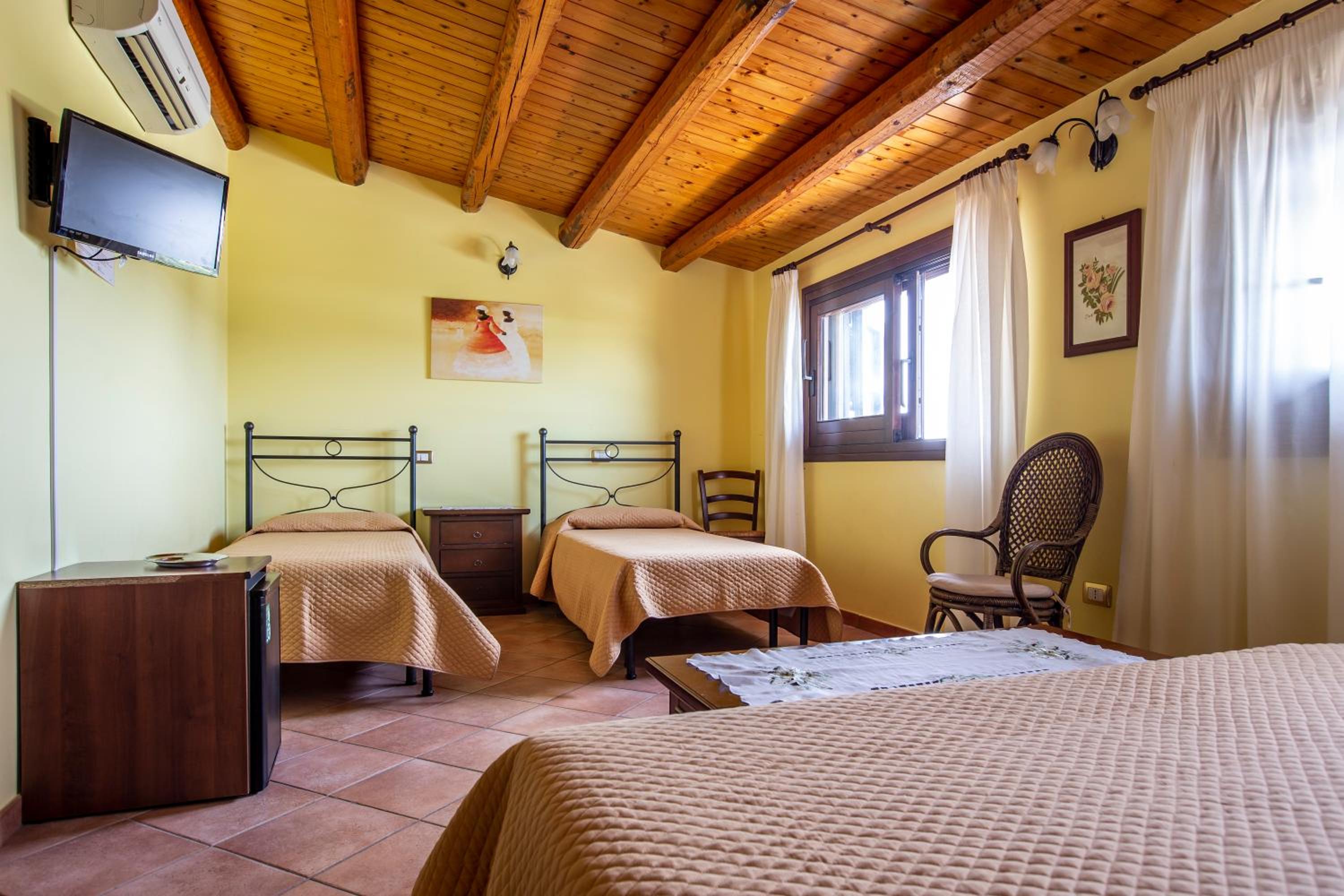 Classic Quadruple Room - Photo 3