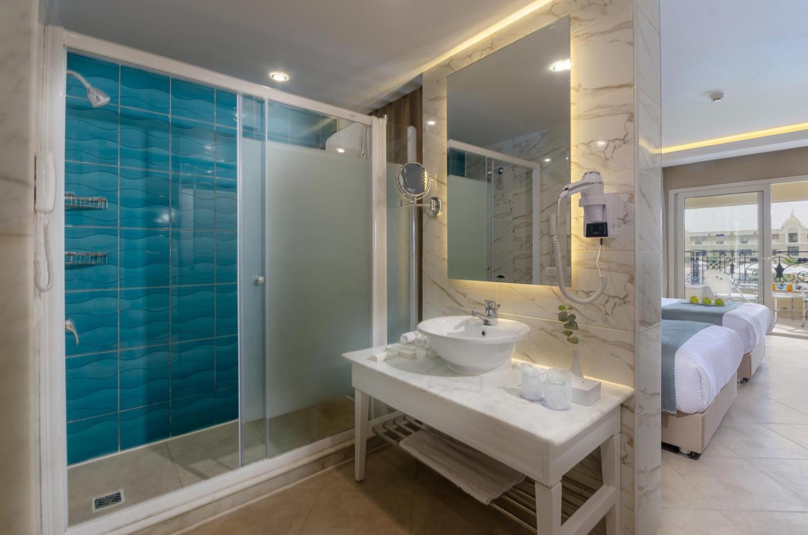 Double or Twin Room with Pool View - Photo 4