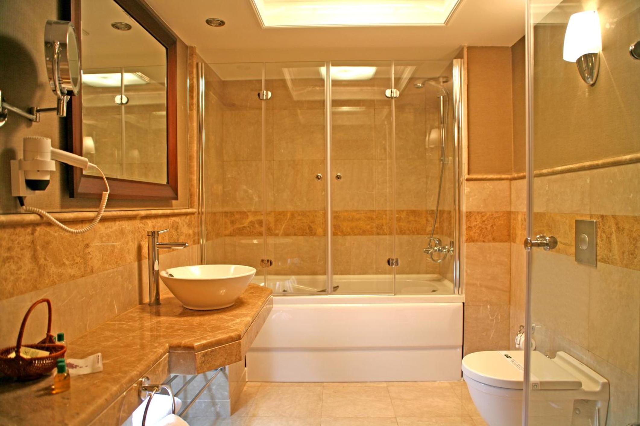 Suite with Hot Tub - Photo 2