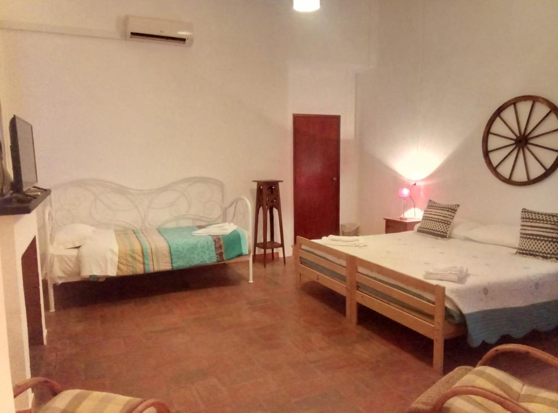 Quadruple Room with Private Bathroom - Photo 2