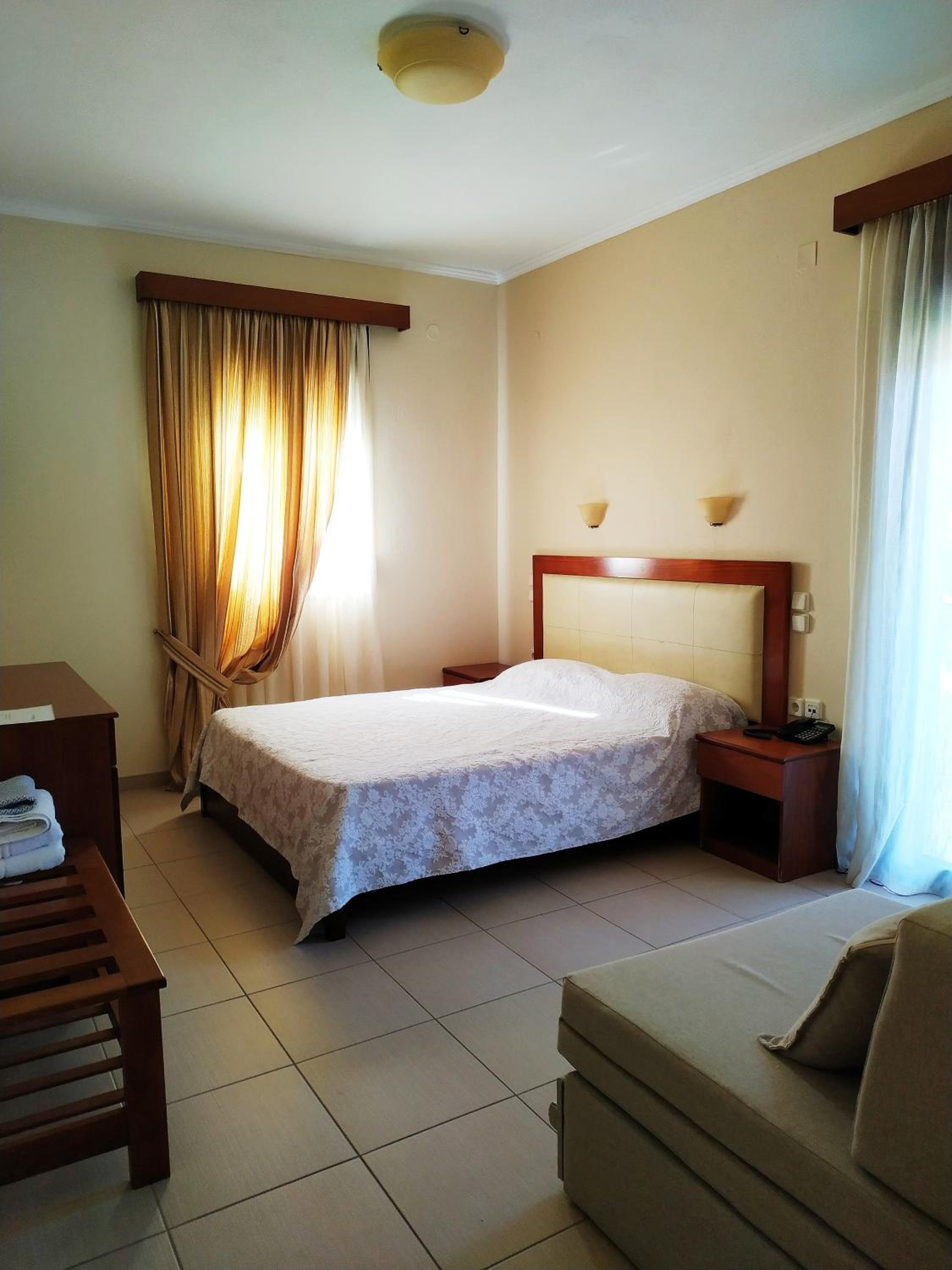 Double or Twin Room with Balcony - Photo 2