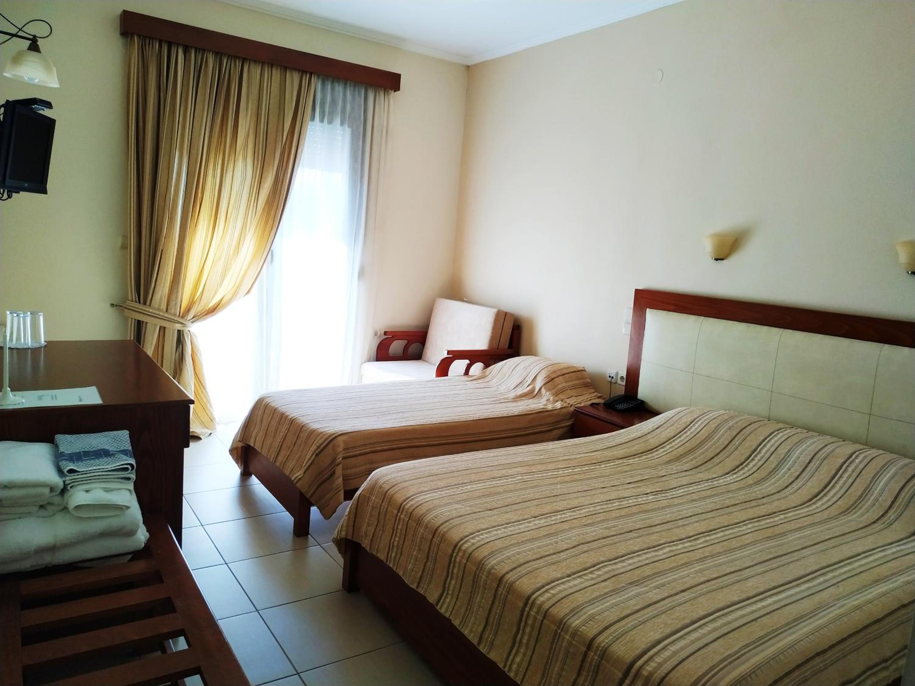 Triple Room with Balcony - Photo 11