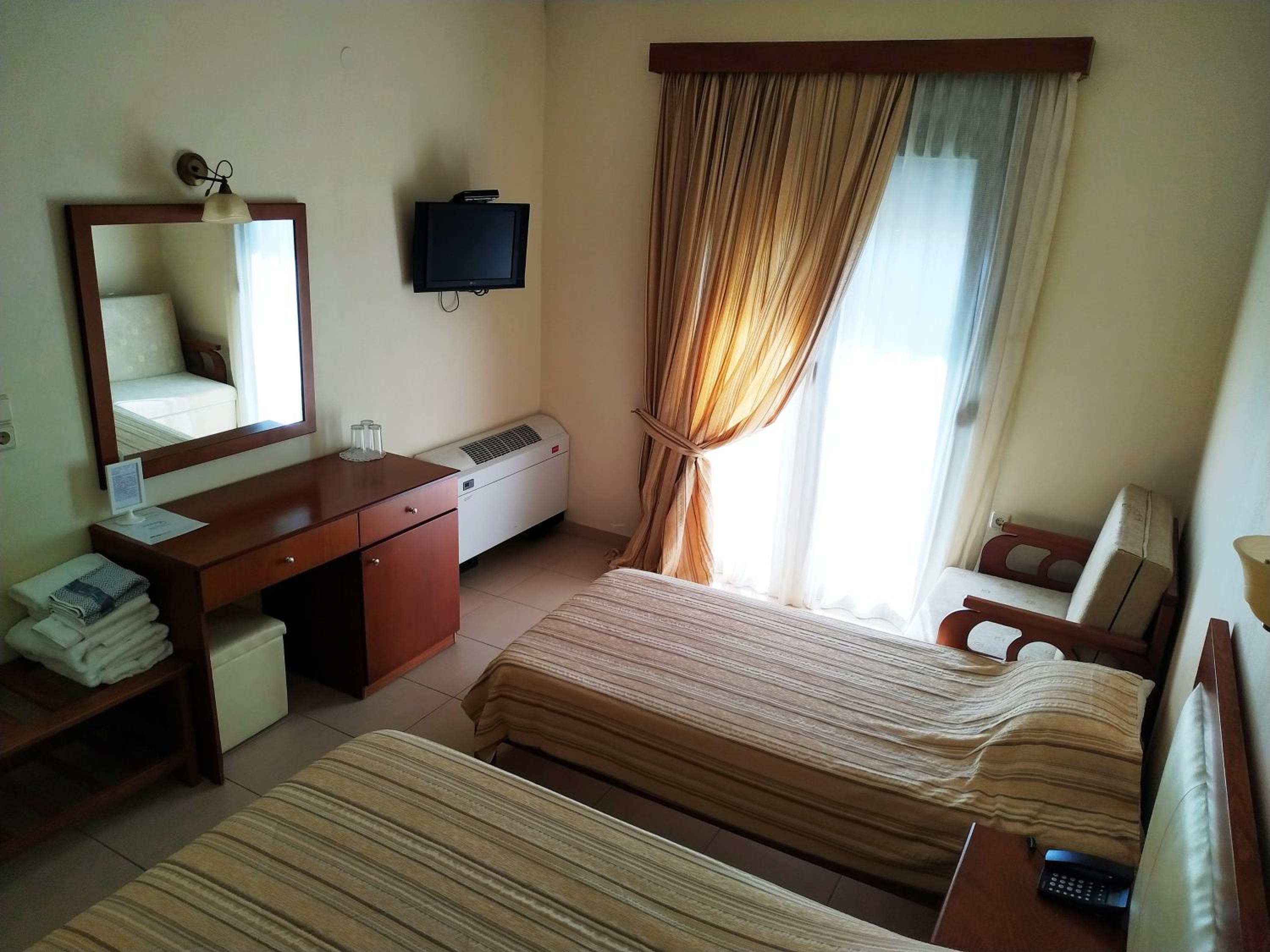 Triple Room with Balcony - Photo 12