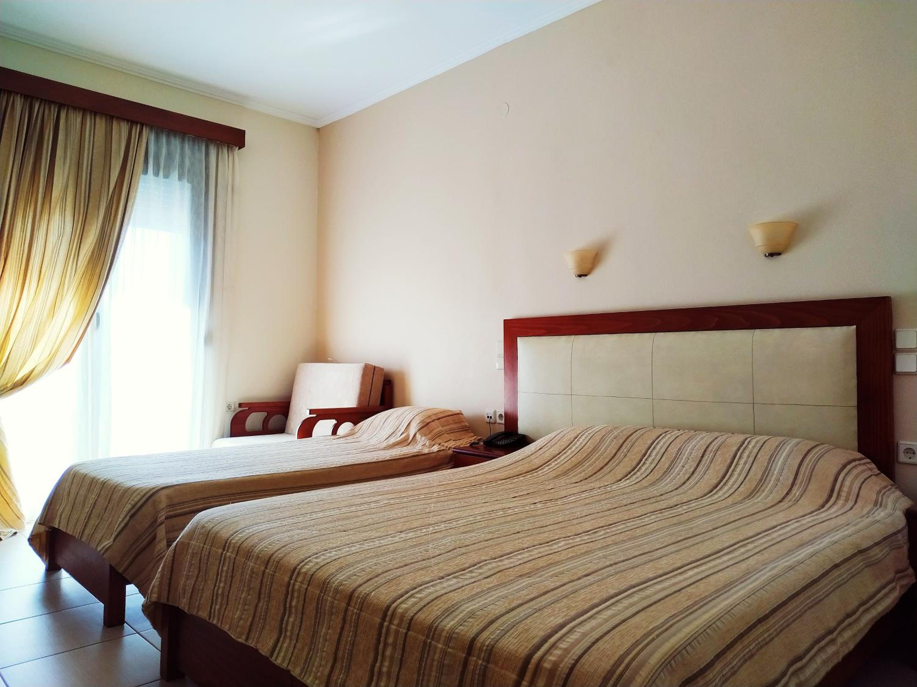 Triple Room with Balcony - Photo 13
