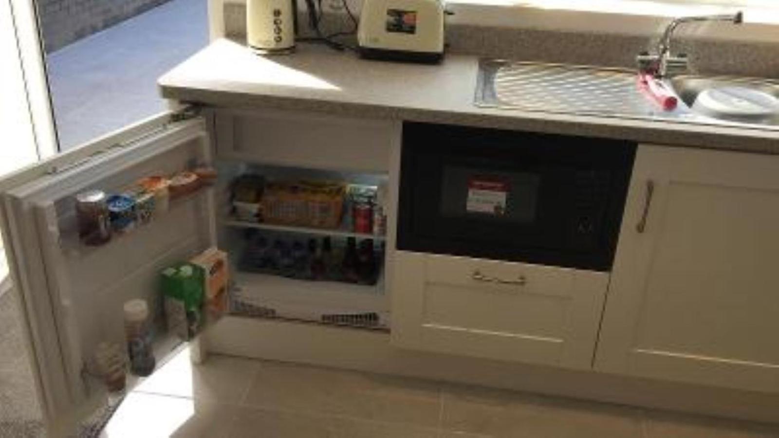 Self Contained Deluxe King Studio (Continental breakfast only) - Photo 3