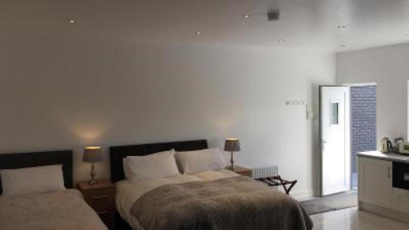 Self Contained Deluxe King Studio (Continental breakfast only) - Photo 4