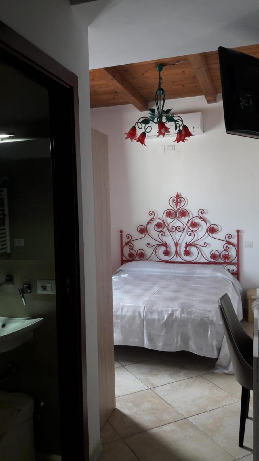 Deluxe Room (2 Adults + 1 Child) - Photo 1