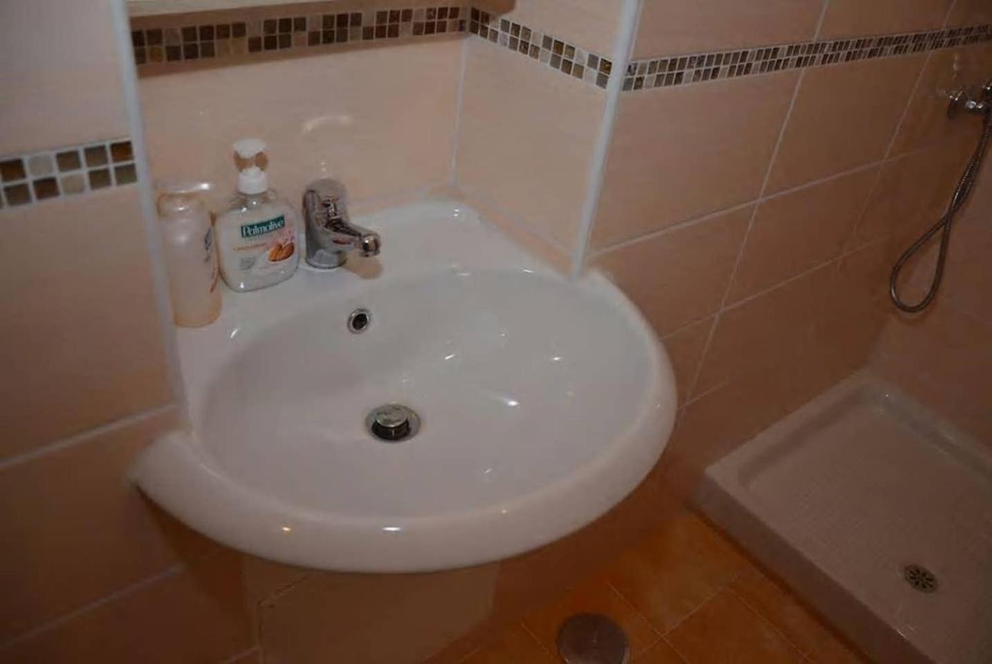 One-Bedroom House - Photo 2