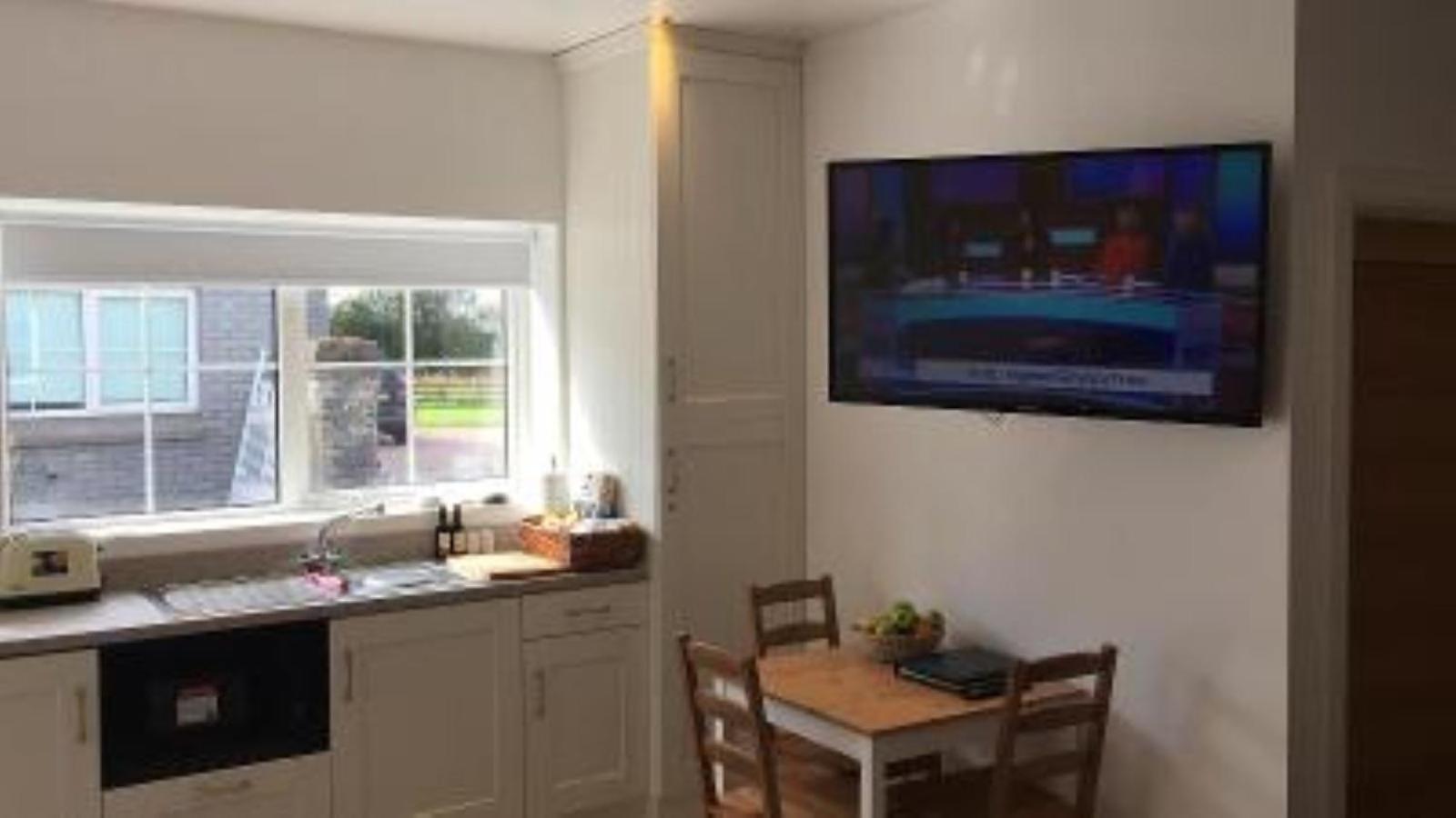 Self Contained Deluxe King Studio (Continental breakfast only) - Photo 7