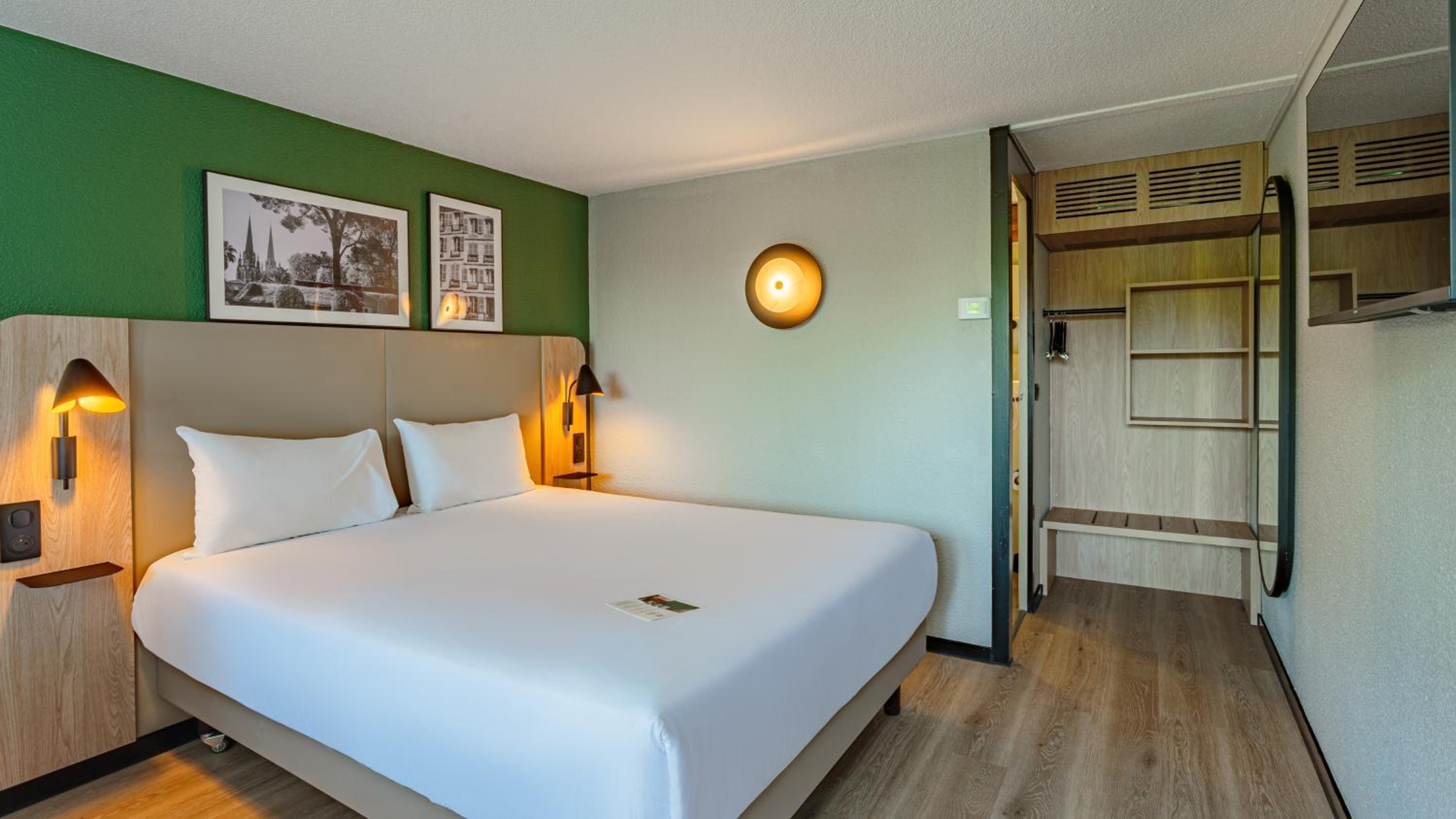 Standard Queen Room with One Queen Bed