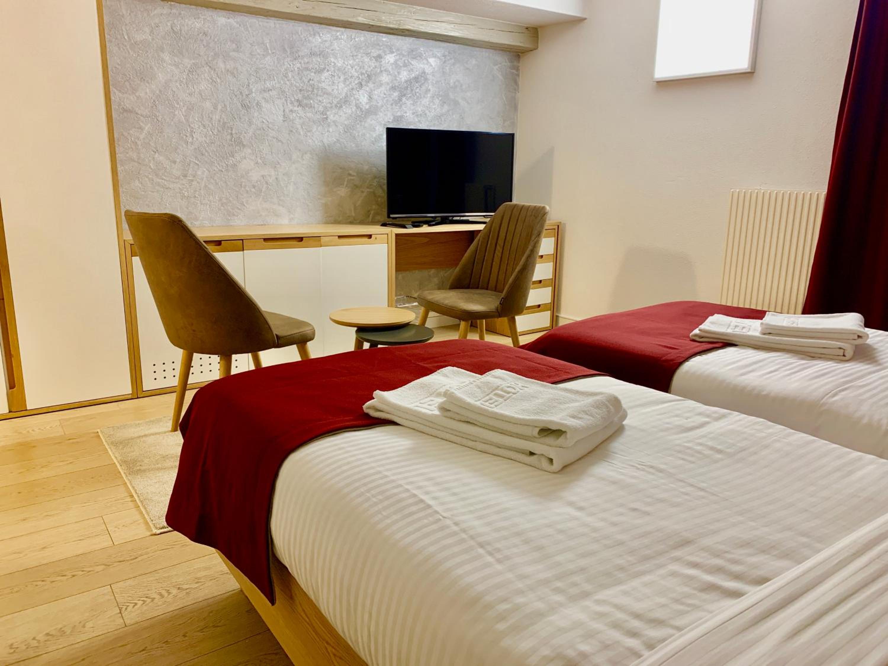 Deluxe Double Room (2 Adults + 1 Child) photo 2