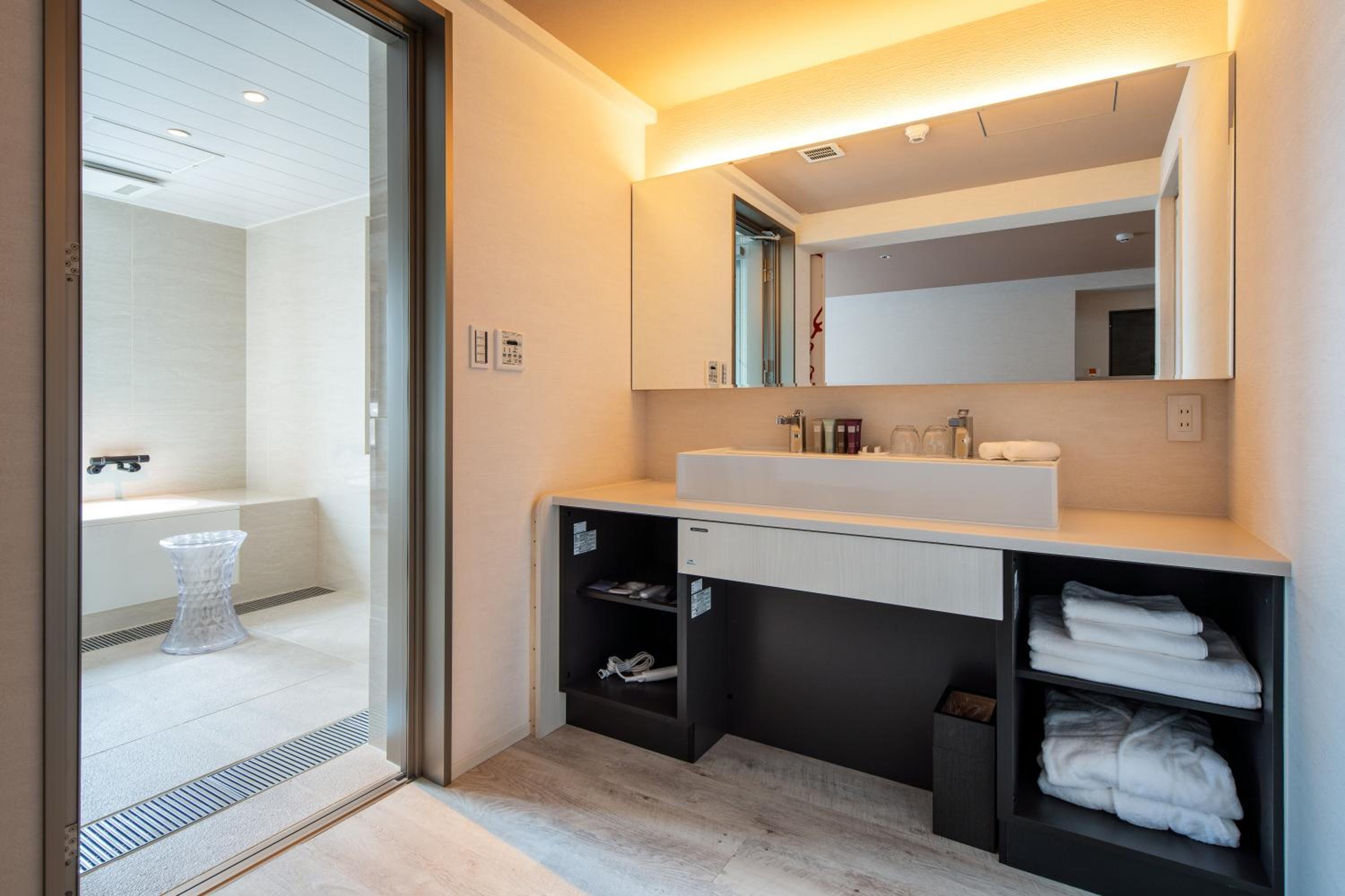 Suite - Photo 9