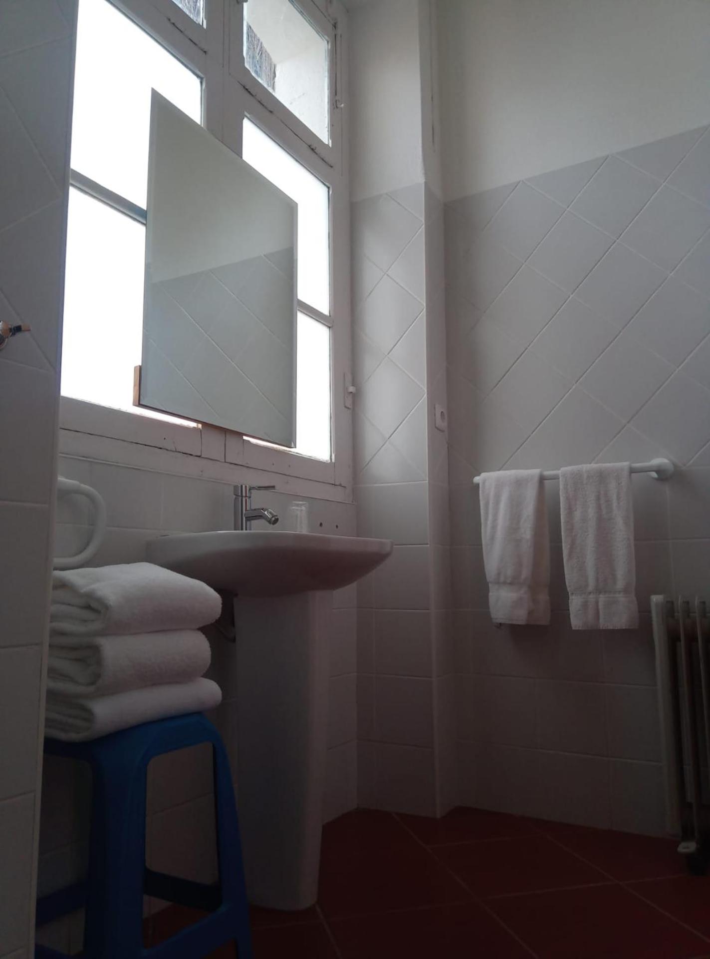 Quadruple Room with Private Bathroom - Photo 7