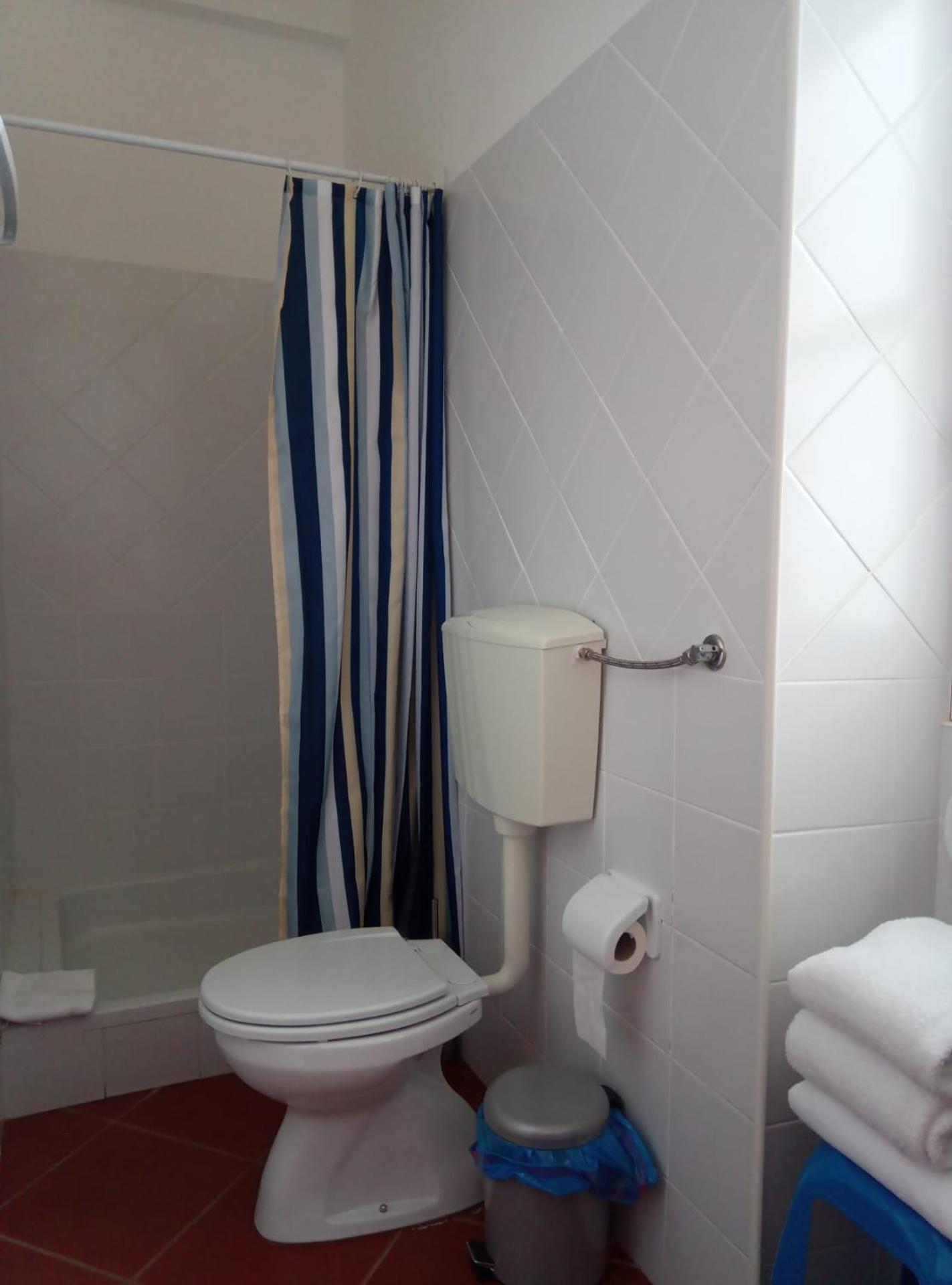 Quadruple Room with Private Bathroom - Photo 6