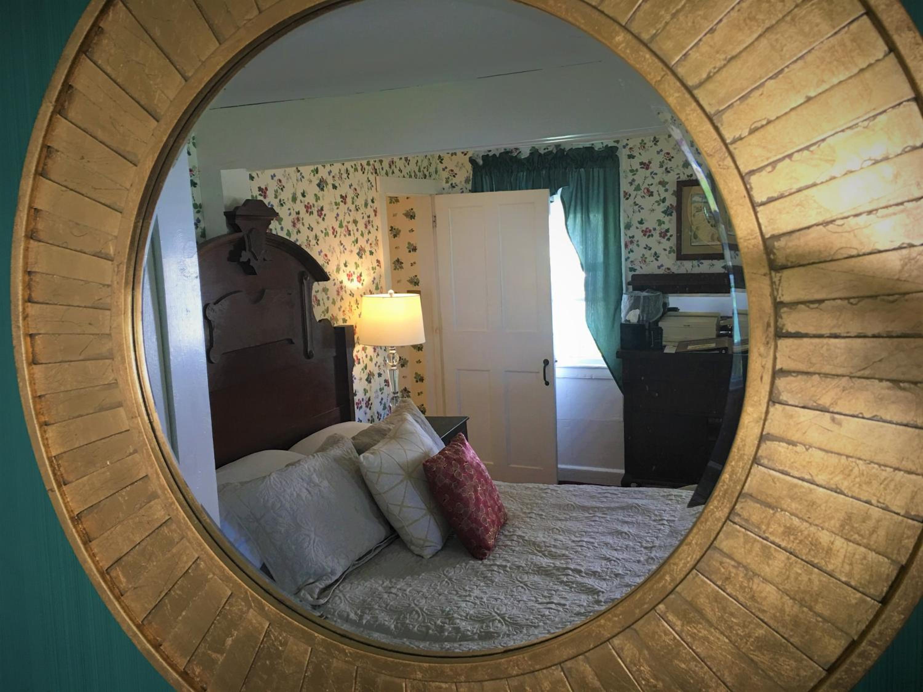 Deluxe Queen Room - 6