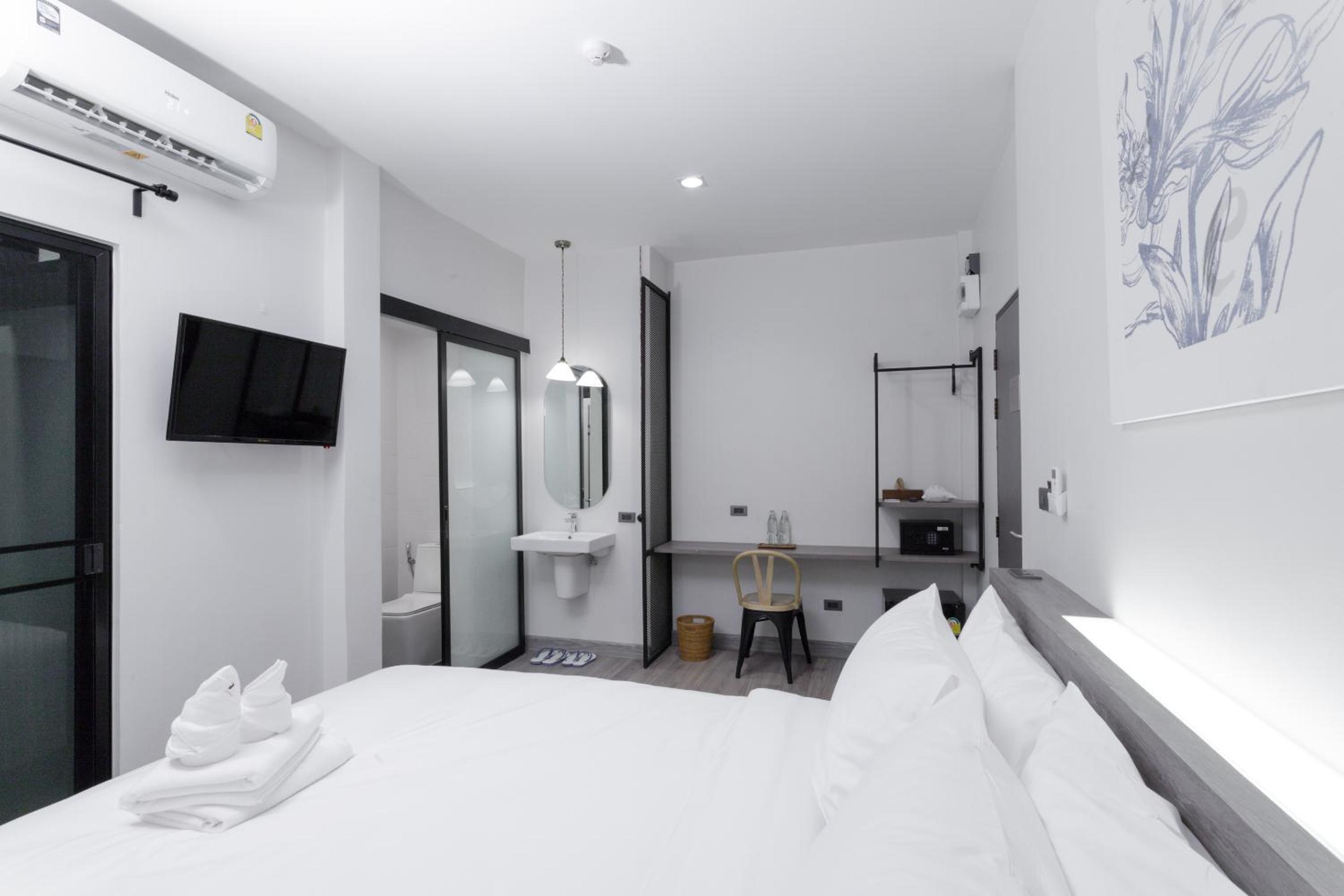 Superior King Room with Balcony - Photo 9