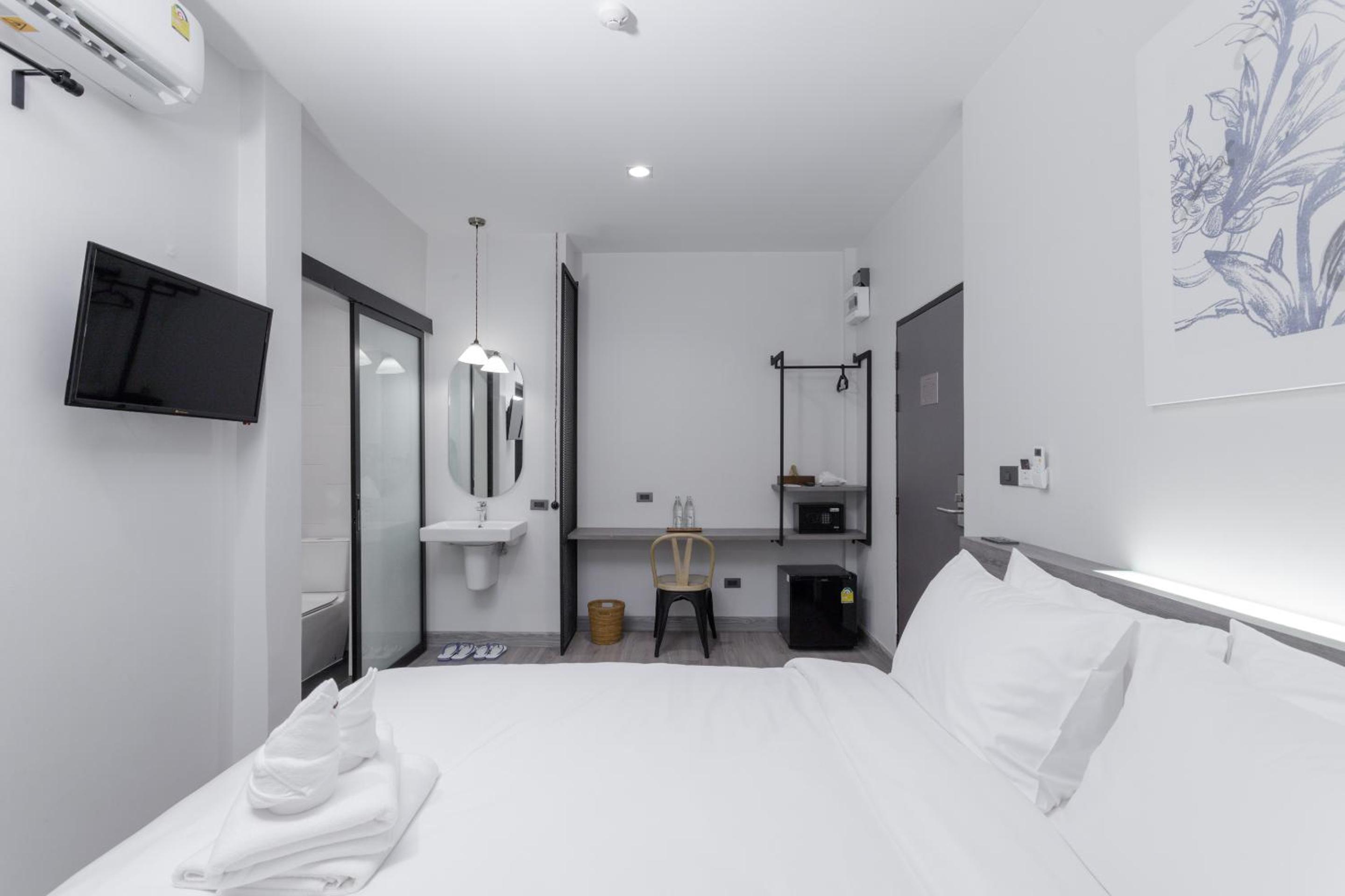 Superior King Room with Balcony - Photo 7