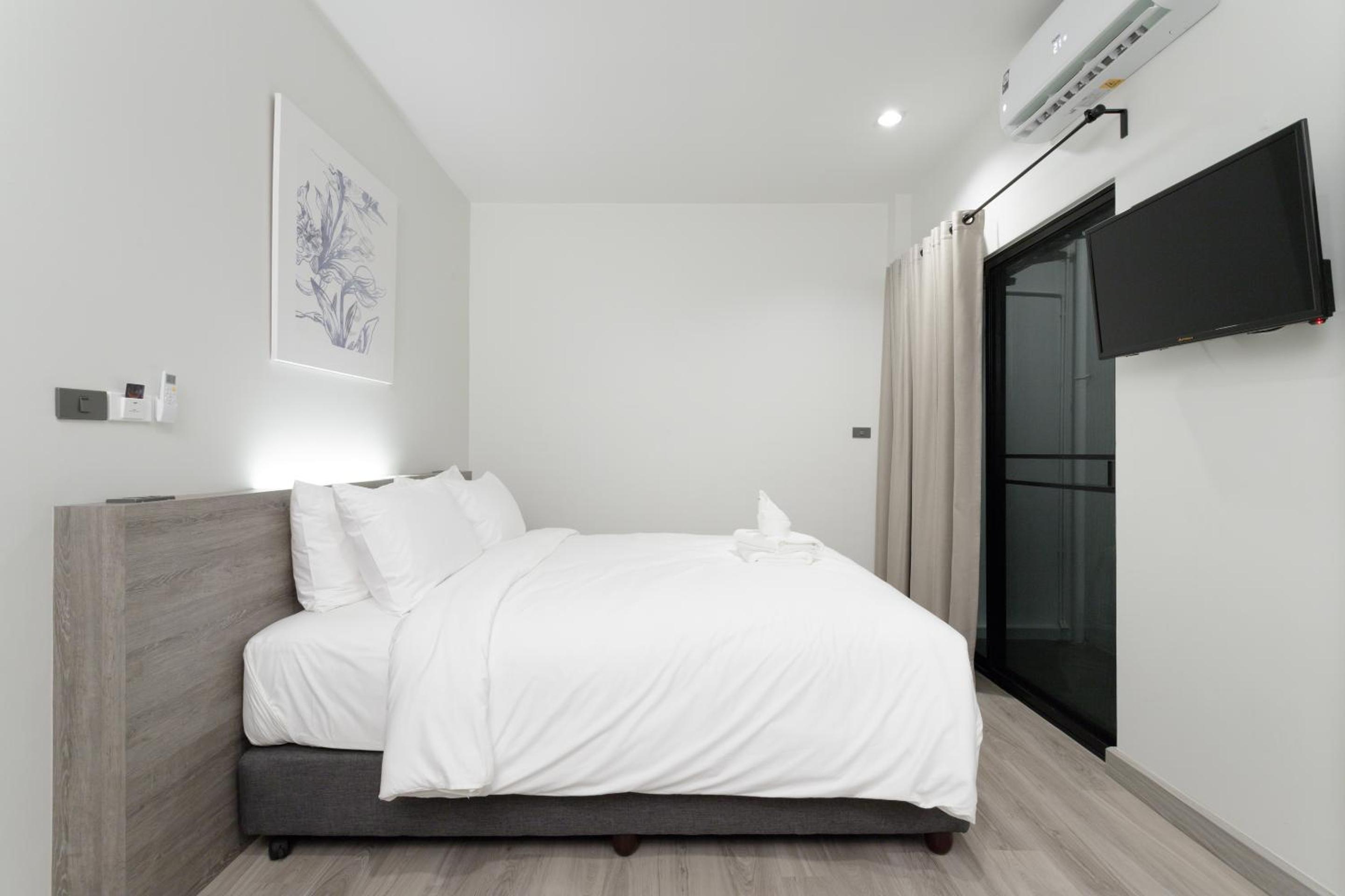 Superior King Room with Balcony - Photo 10