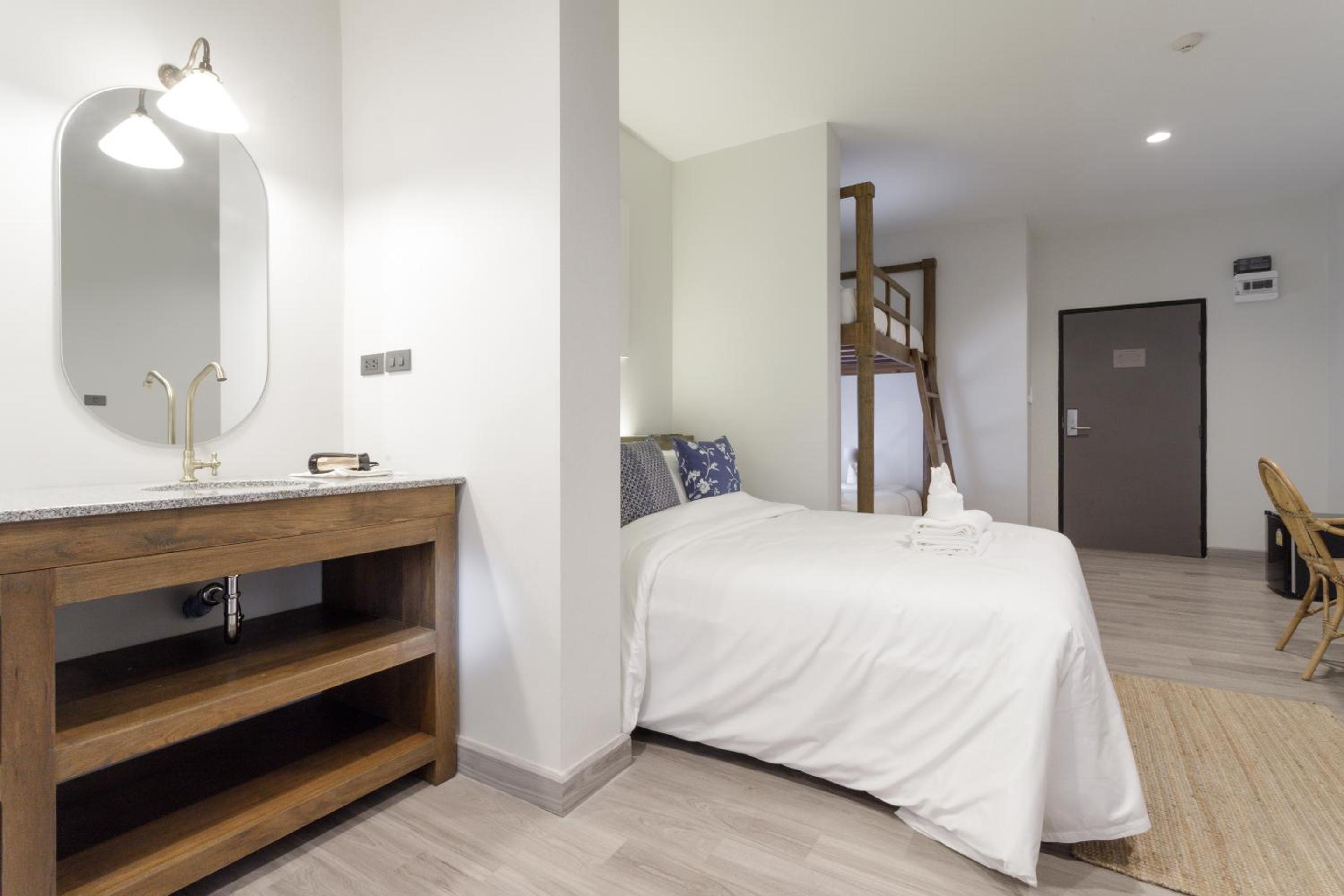 Quadruple Room with Bath Tub - Photo 10