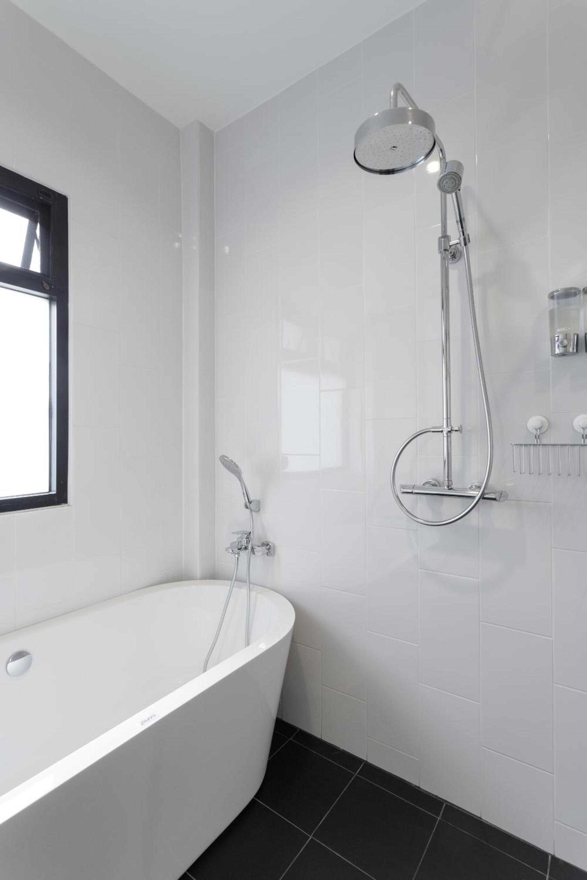 Quadruple Room with Bath Tub - Photo 13