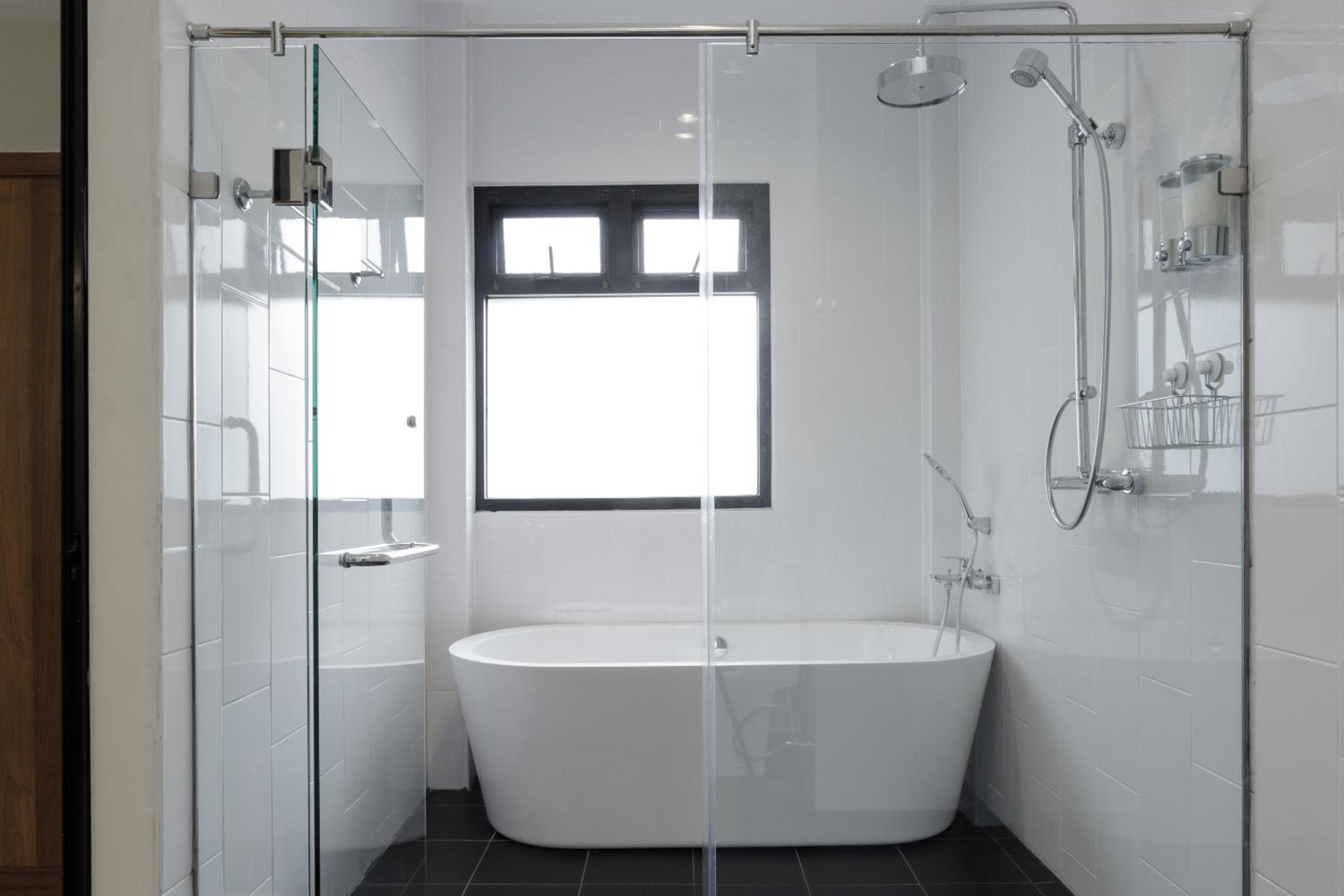 Quadruple Room with Bath Tub - Photo 3