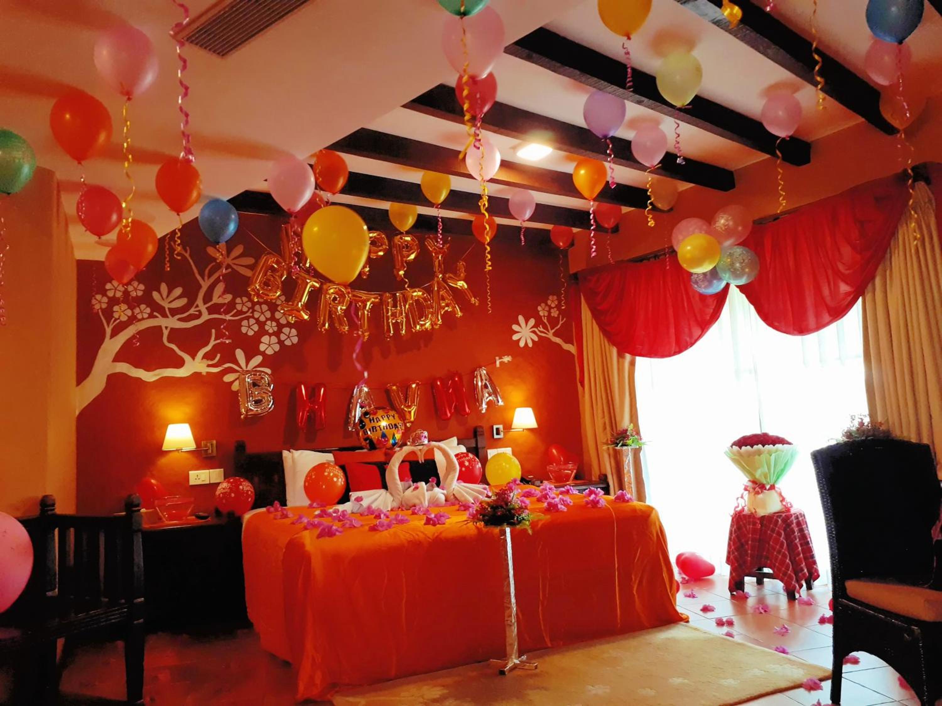 Deluxe Room with Balcony - Photo 5