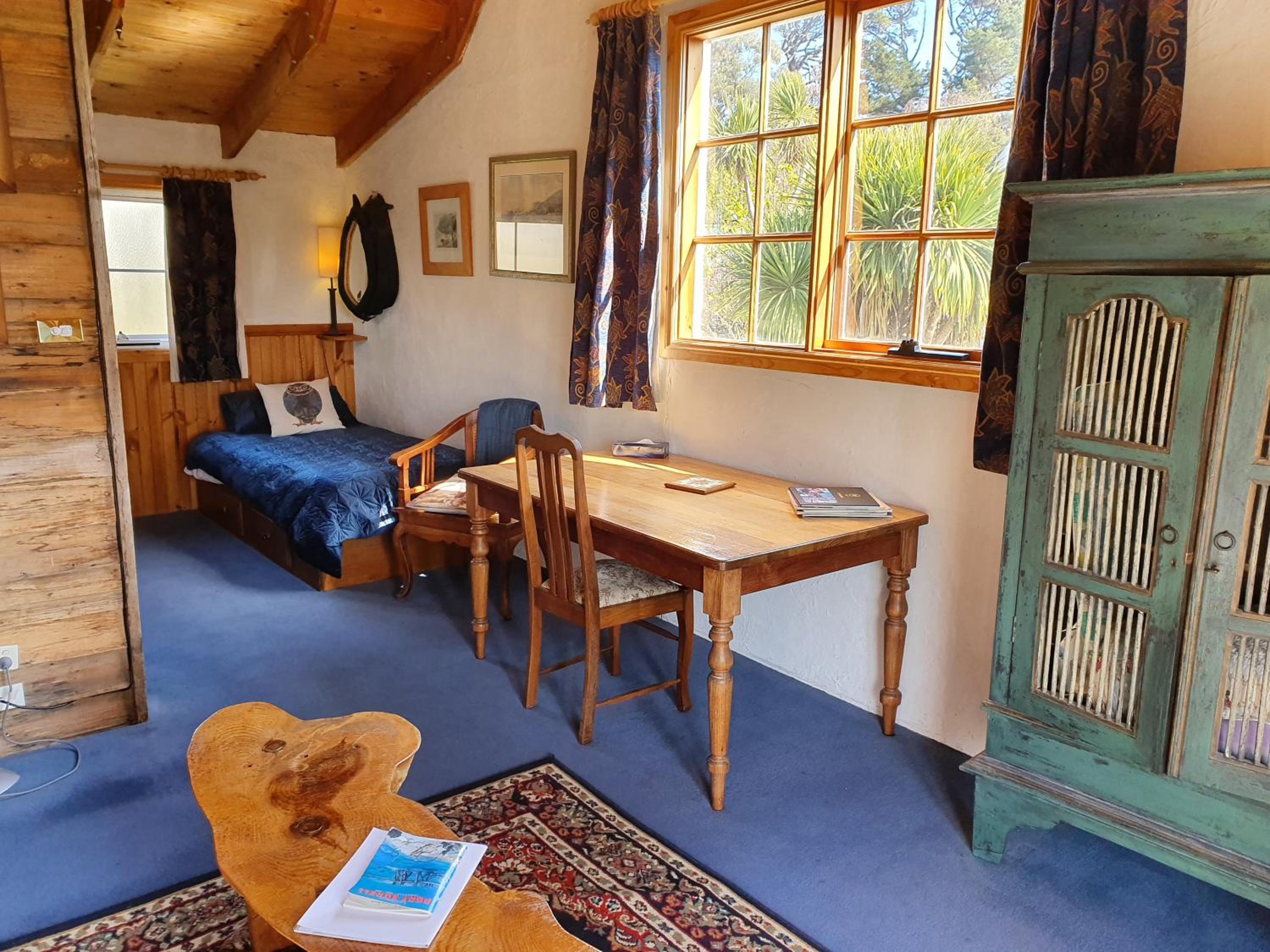 King Room with Balcony - Photo 8