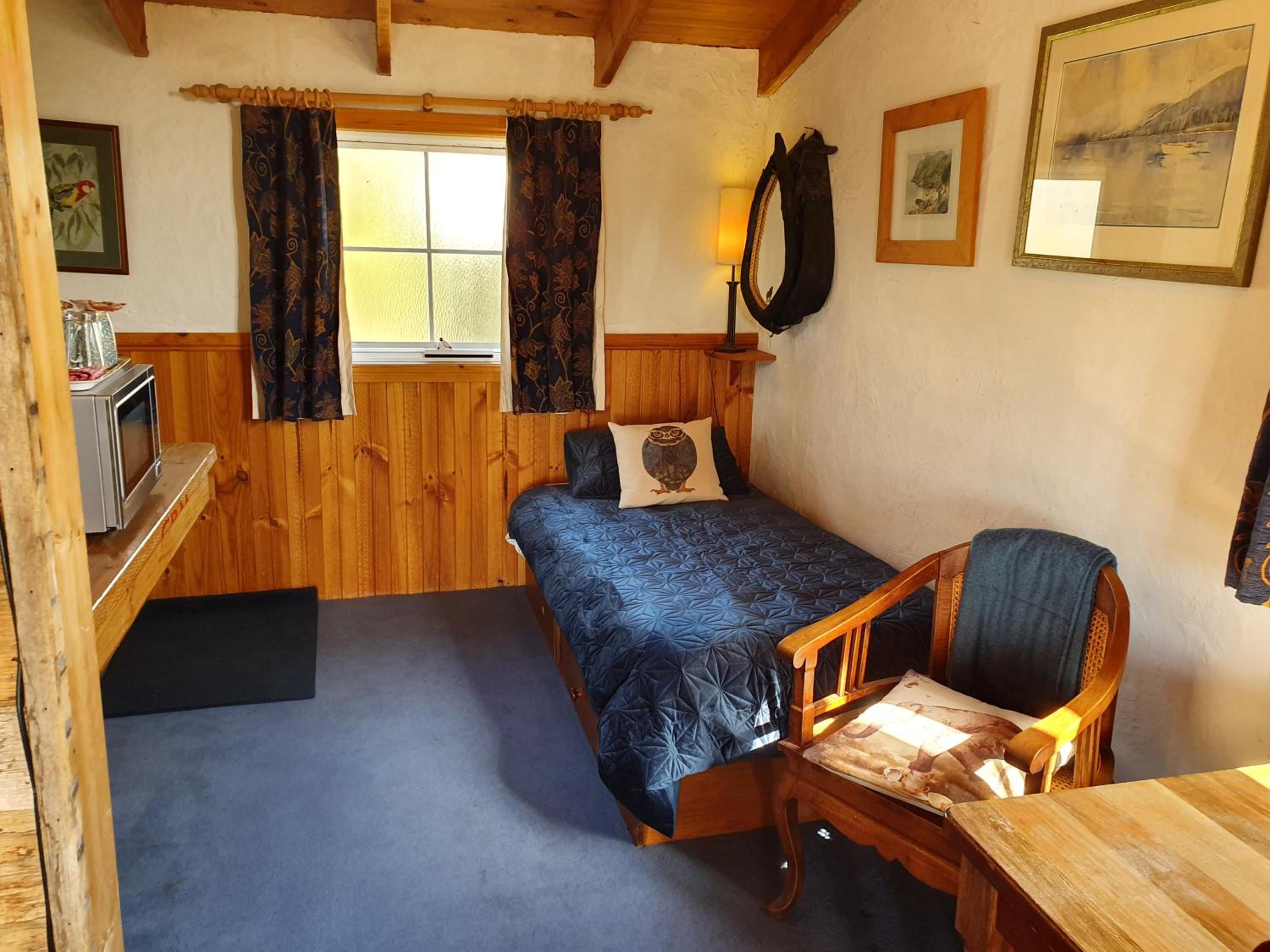 King Room with Balcony - Photo 5