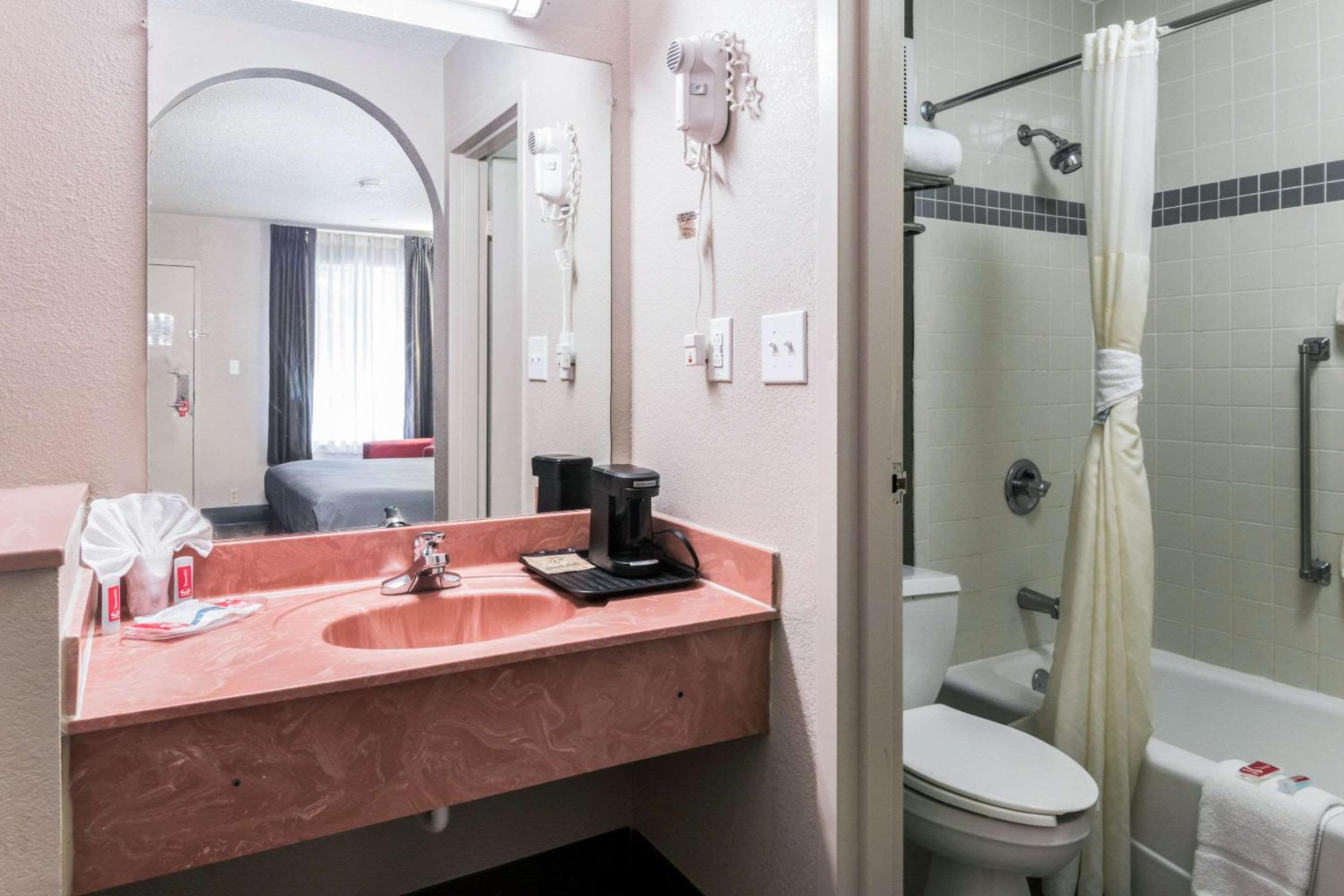 King Room - Accessible/Non-Smoking - Photo 5