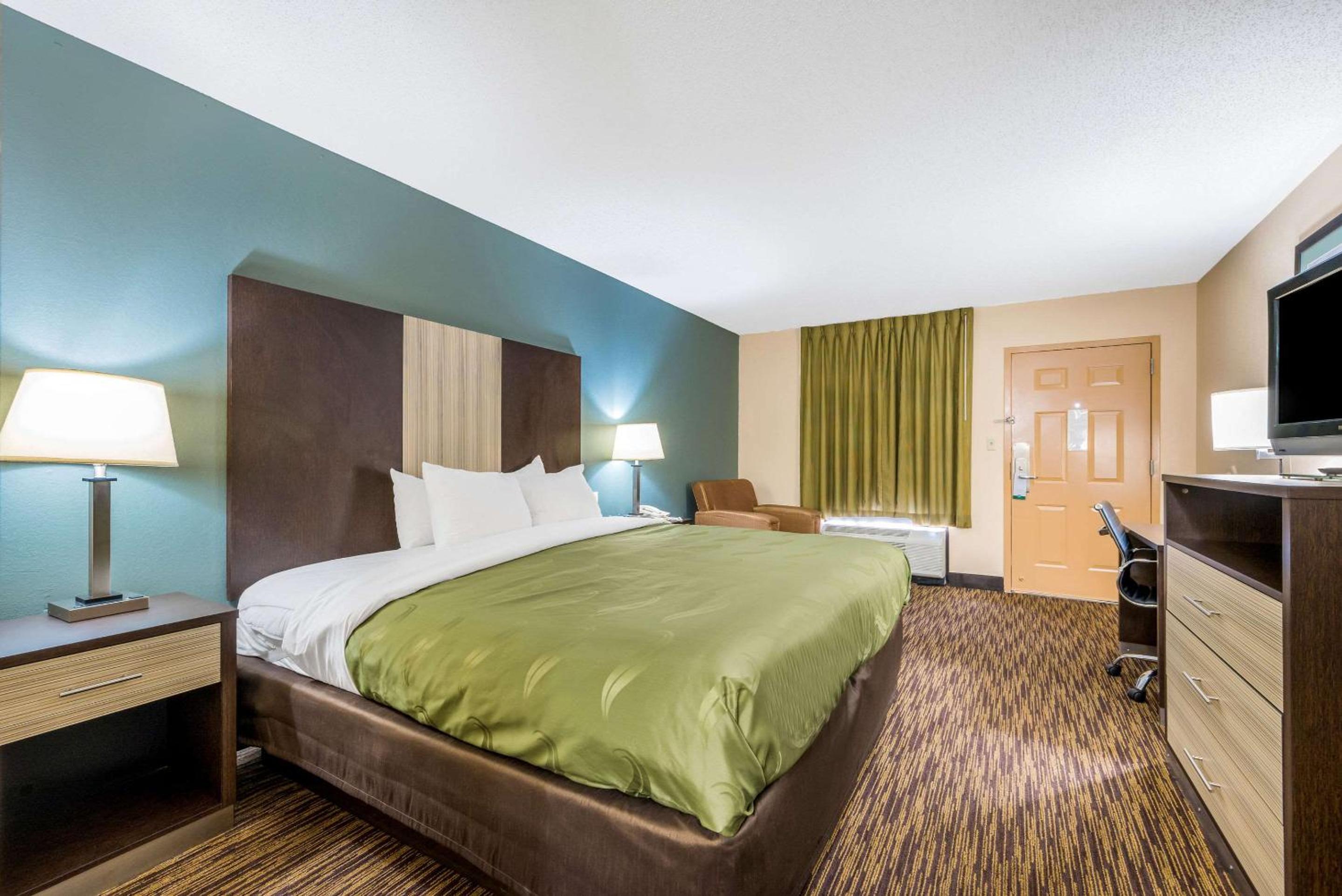 King Room - Non-Smoking - Photo 4