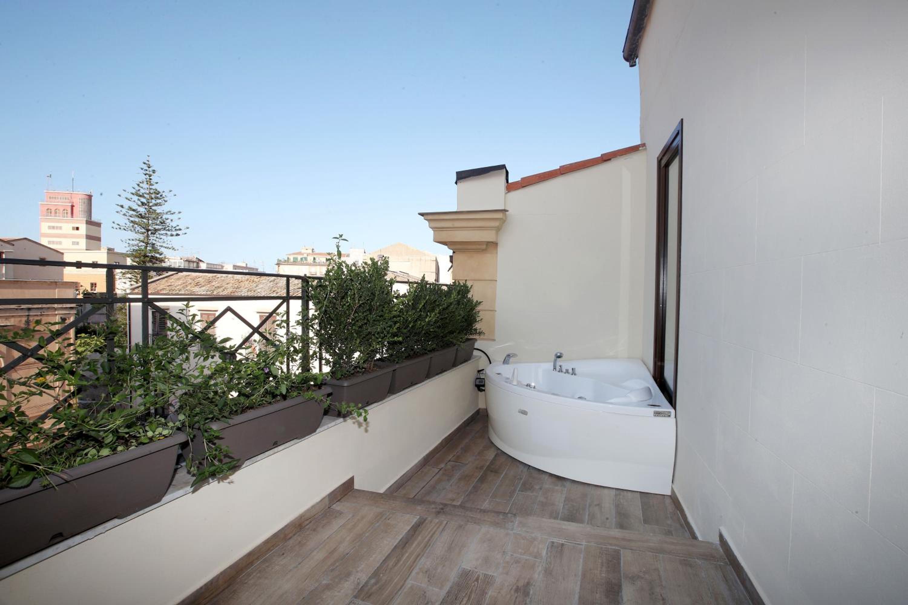 Deluxe Suite with Spa Bath - Photo 13