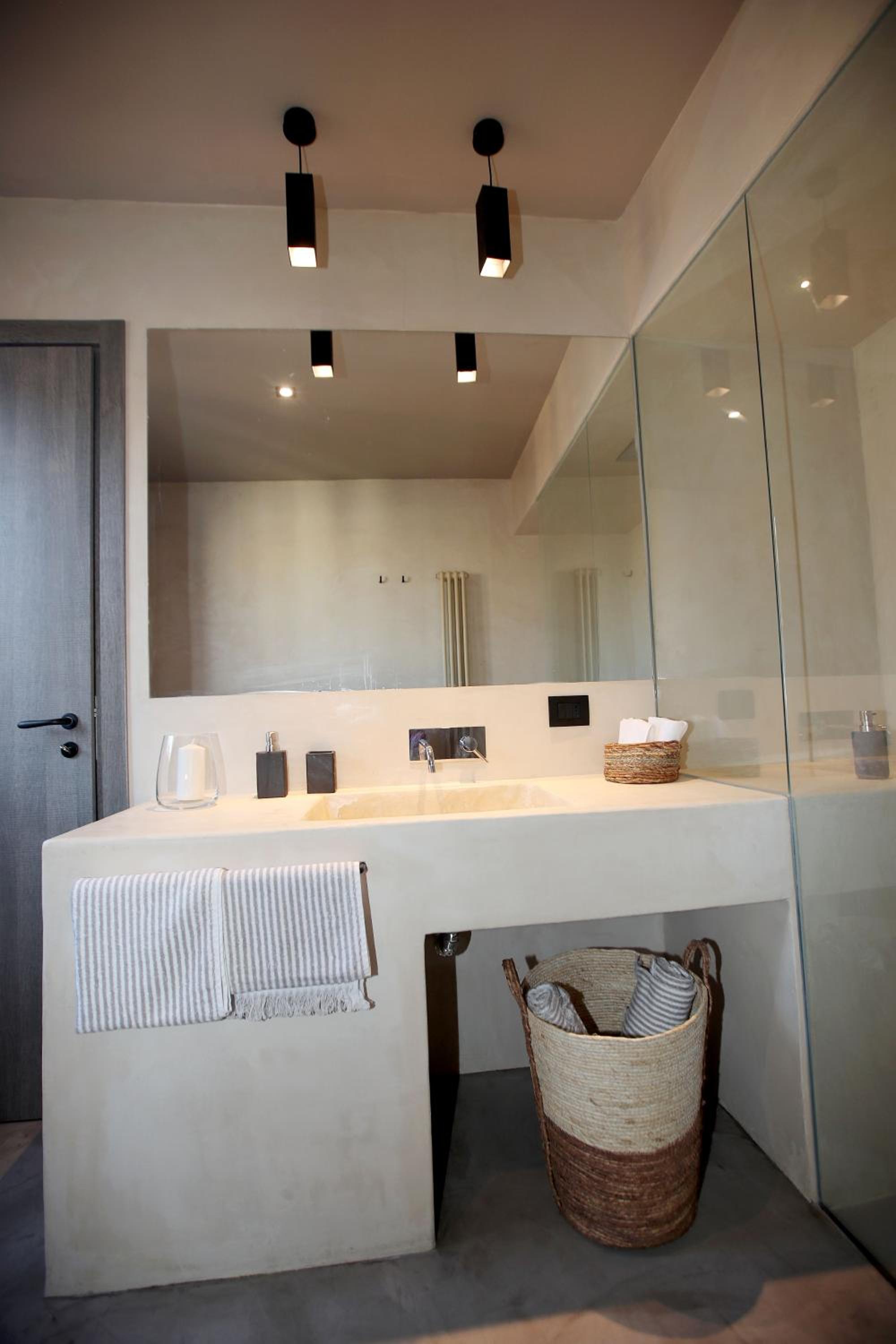 Deluxe Suite with Spa Bath - Photo 9