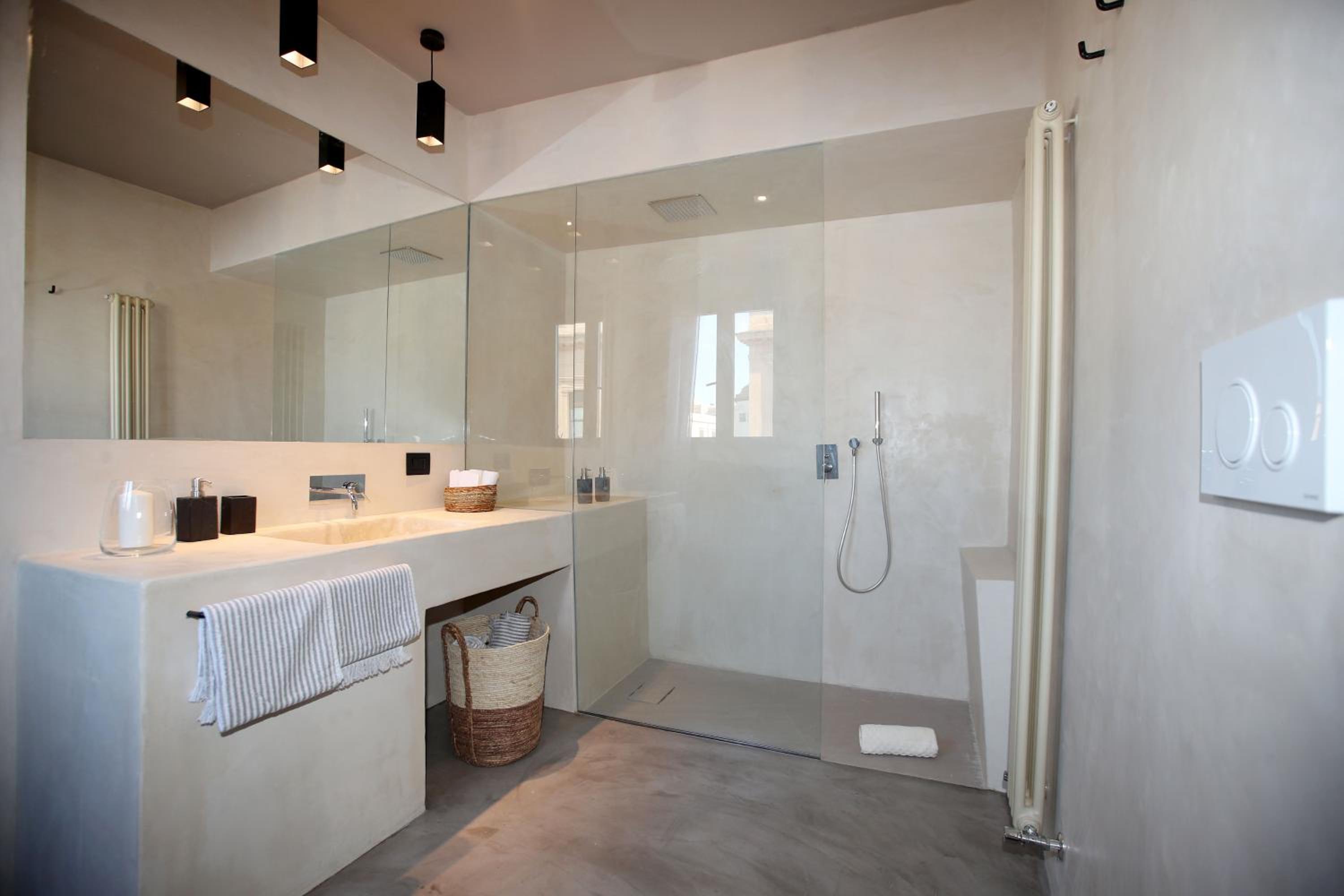 Deluxe Suite with Spa Bath - Photo 8