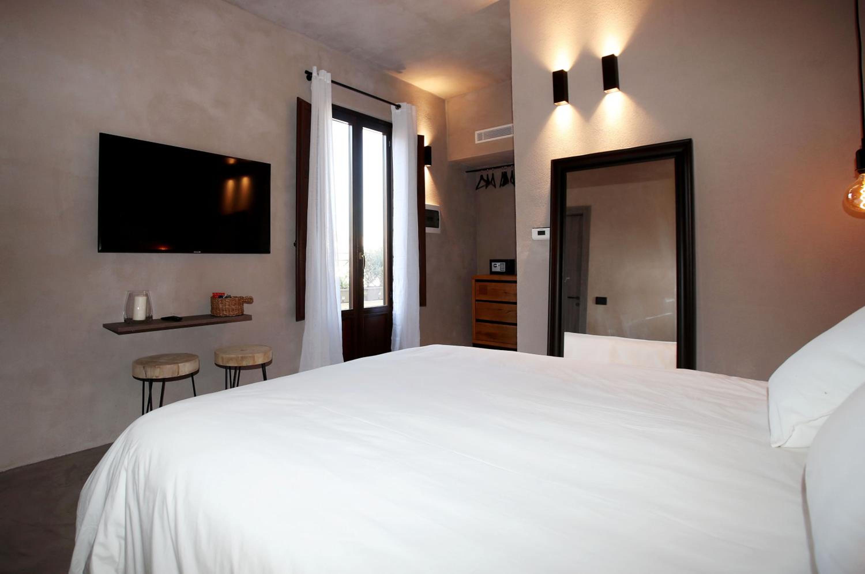 Deluxe Suite with Spa Bath - Photo 3