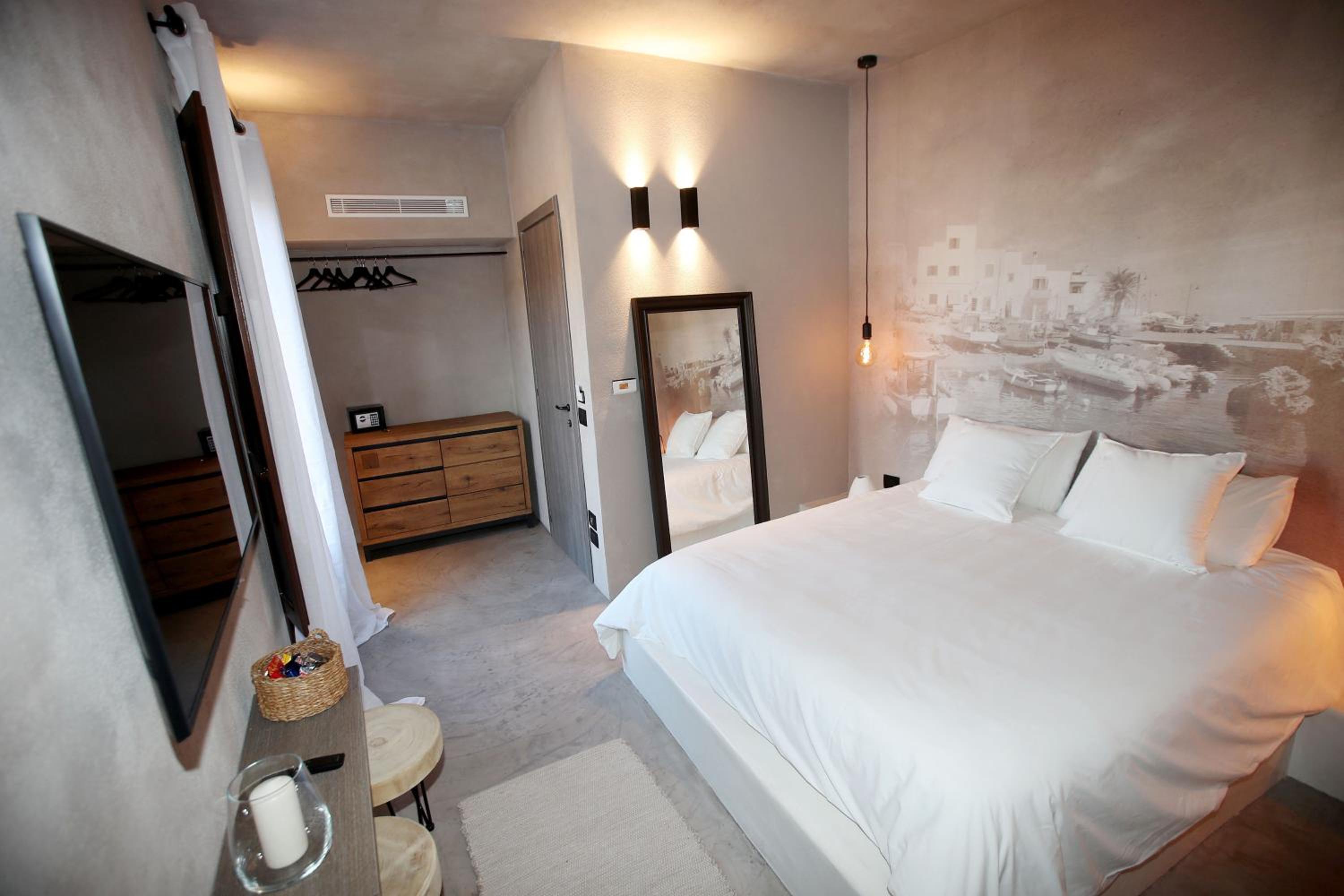 Deluxe Suite with Spa Bath - Photo 2
